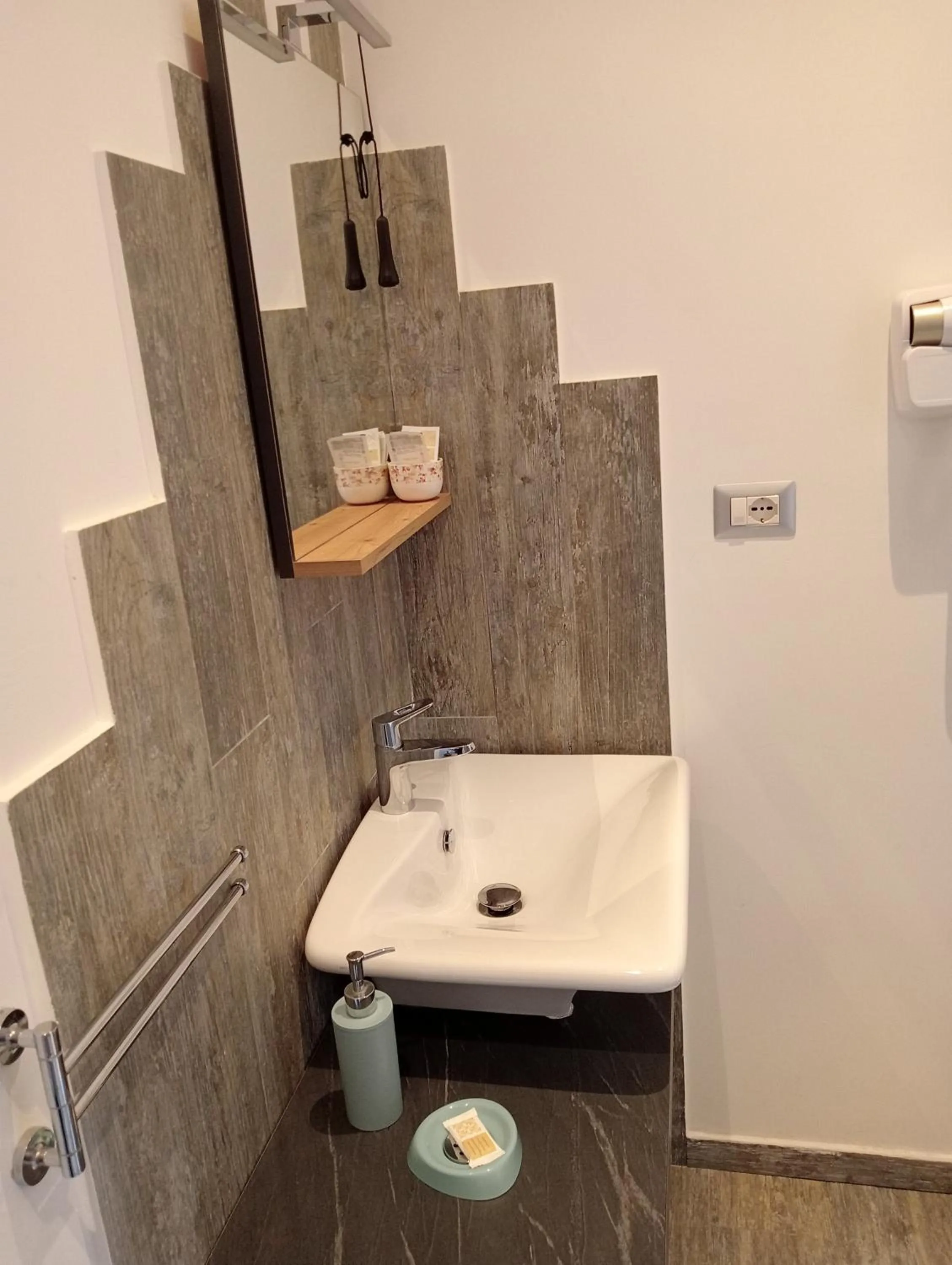 Shower, Bathroom in Casa Vacanze MURANUM