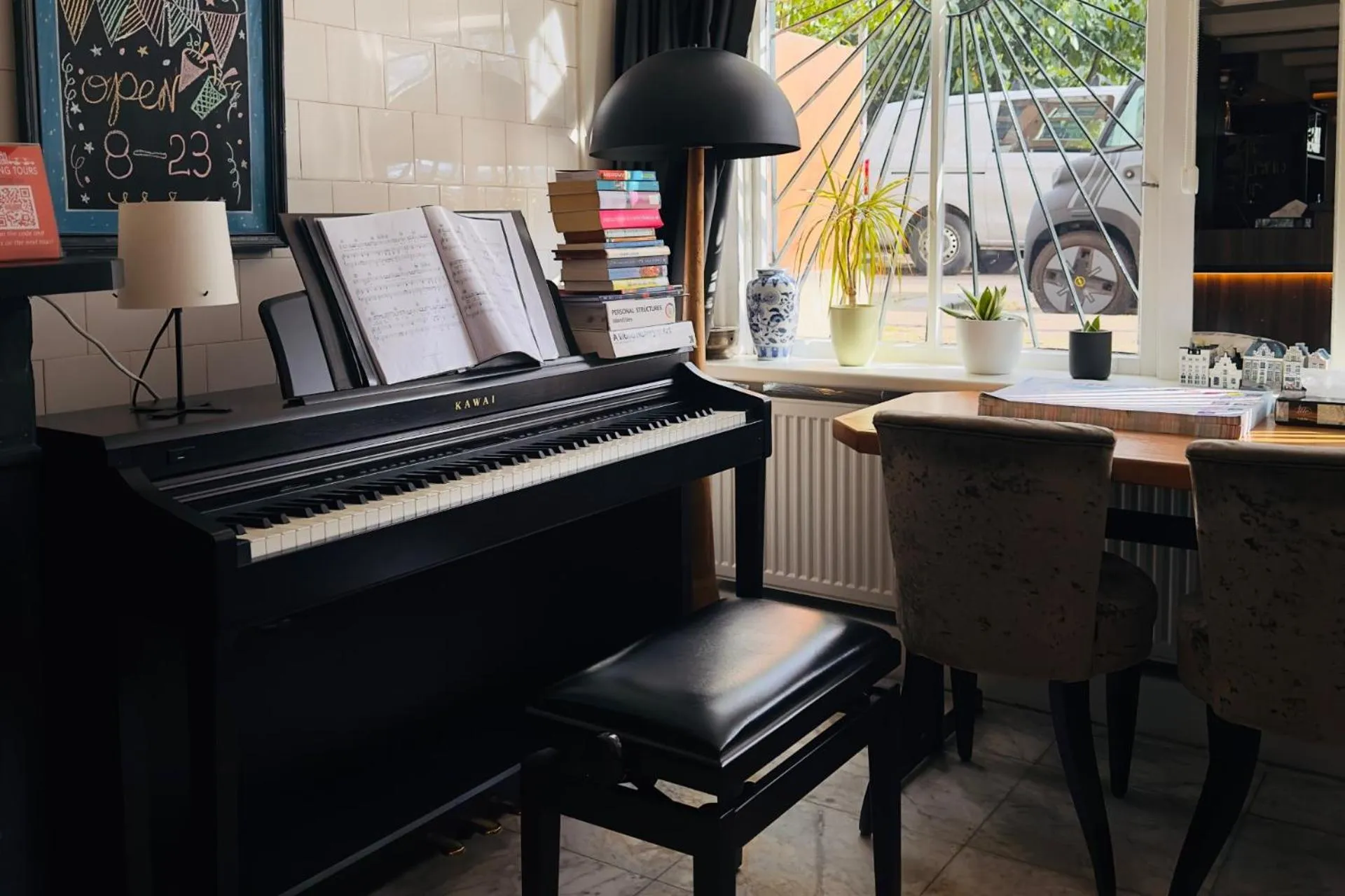 Communal lounge/ TV room in Hotel de Munck