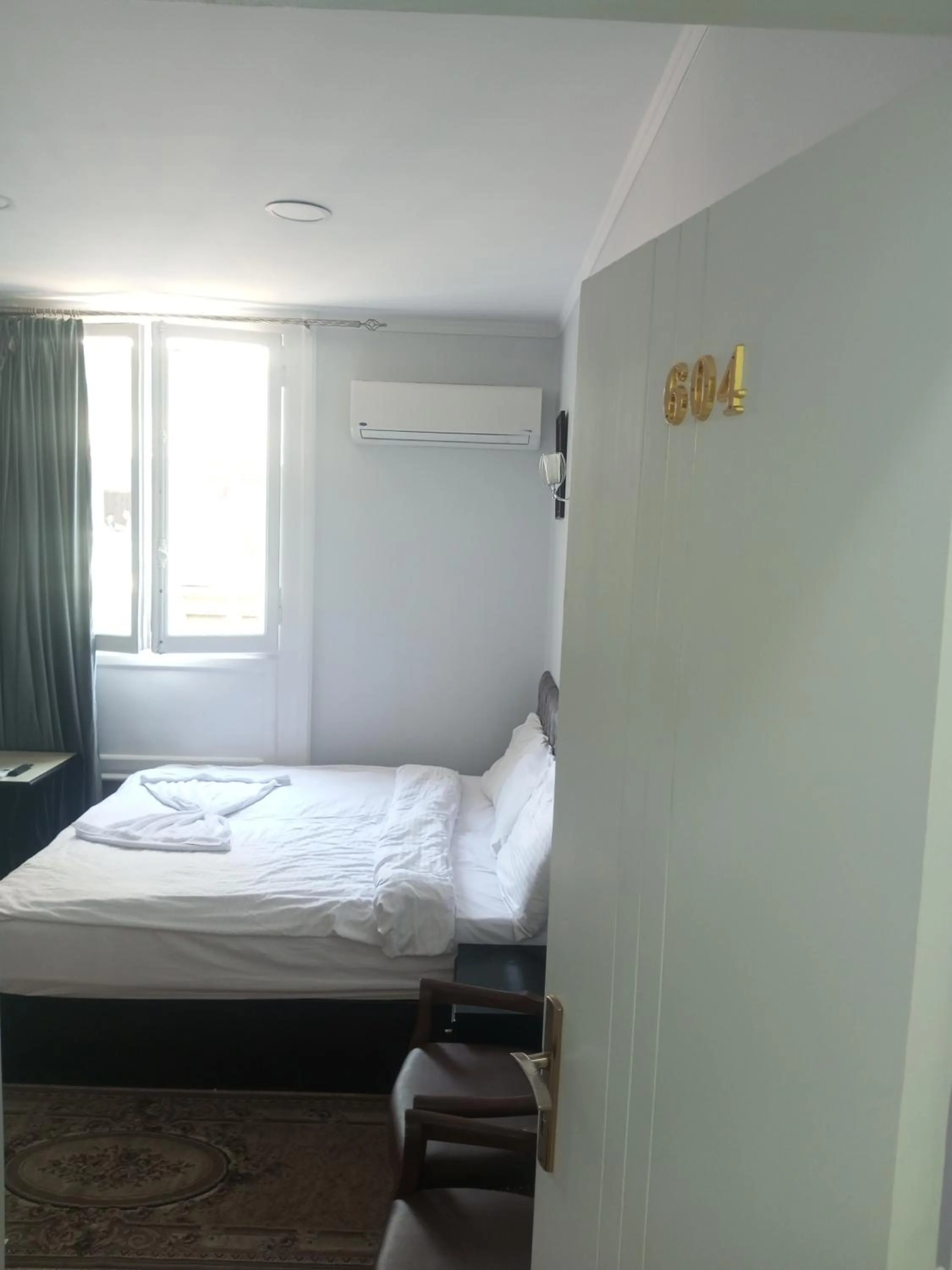 Photo of the whole room, Bed in New Panorama Palace