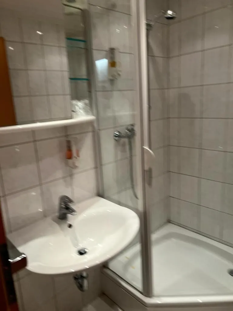 Shower in Hotel Strand-Café