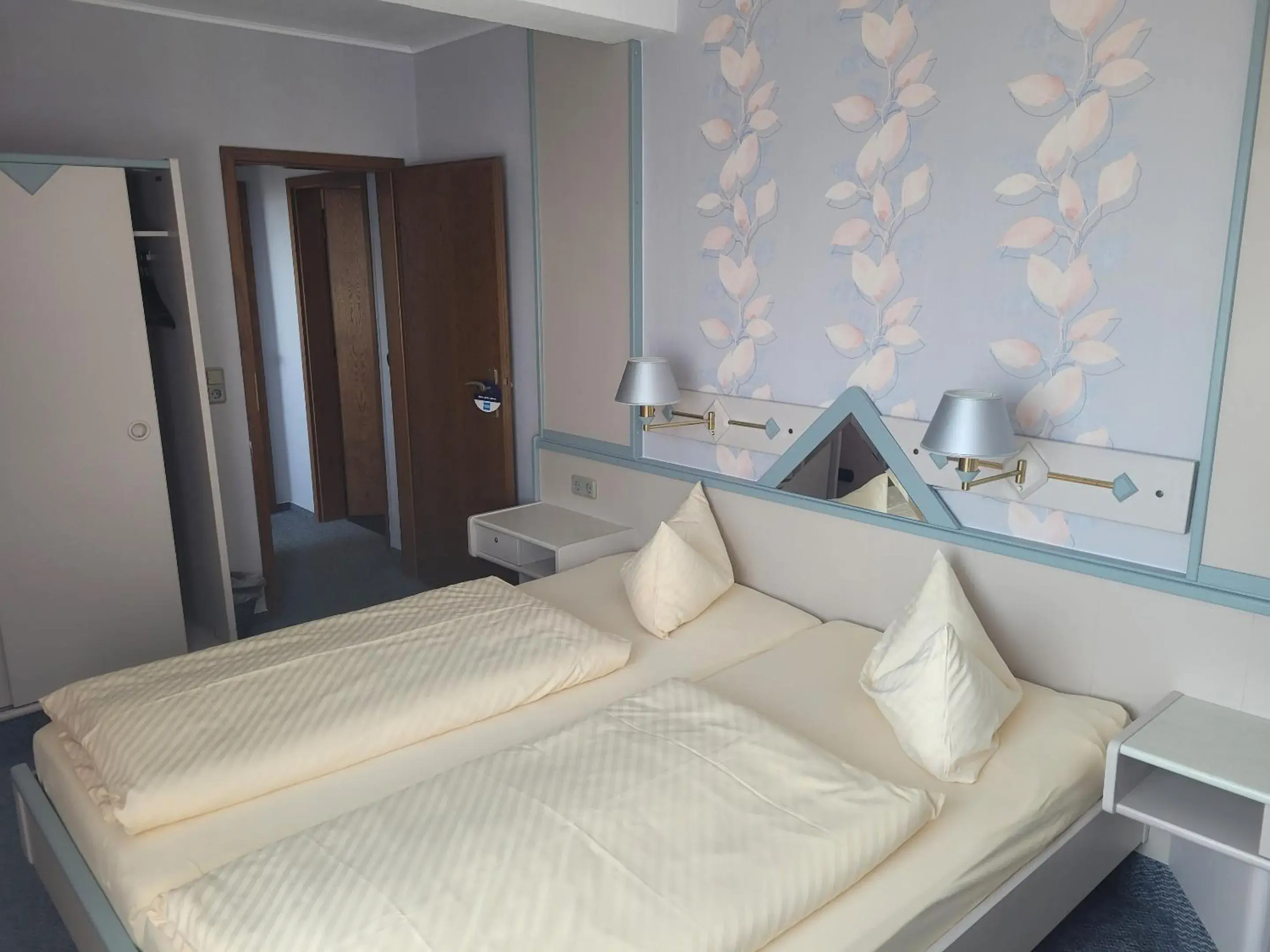 Triple Room with Private Bathroom in Ems-Hotel Triple Room with Private Bathroom in Ems-Hotel