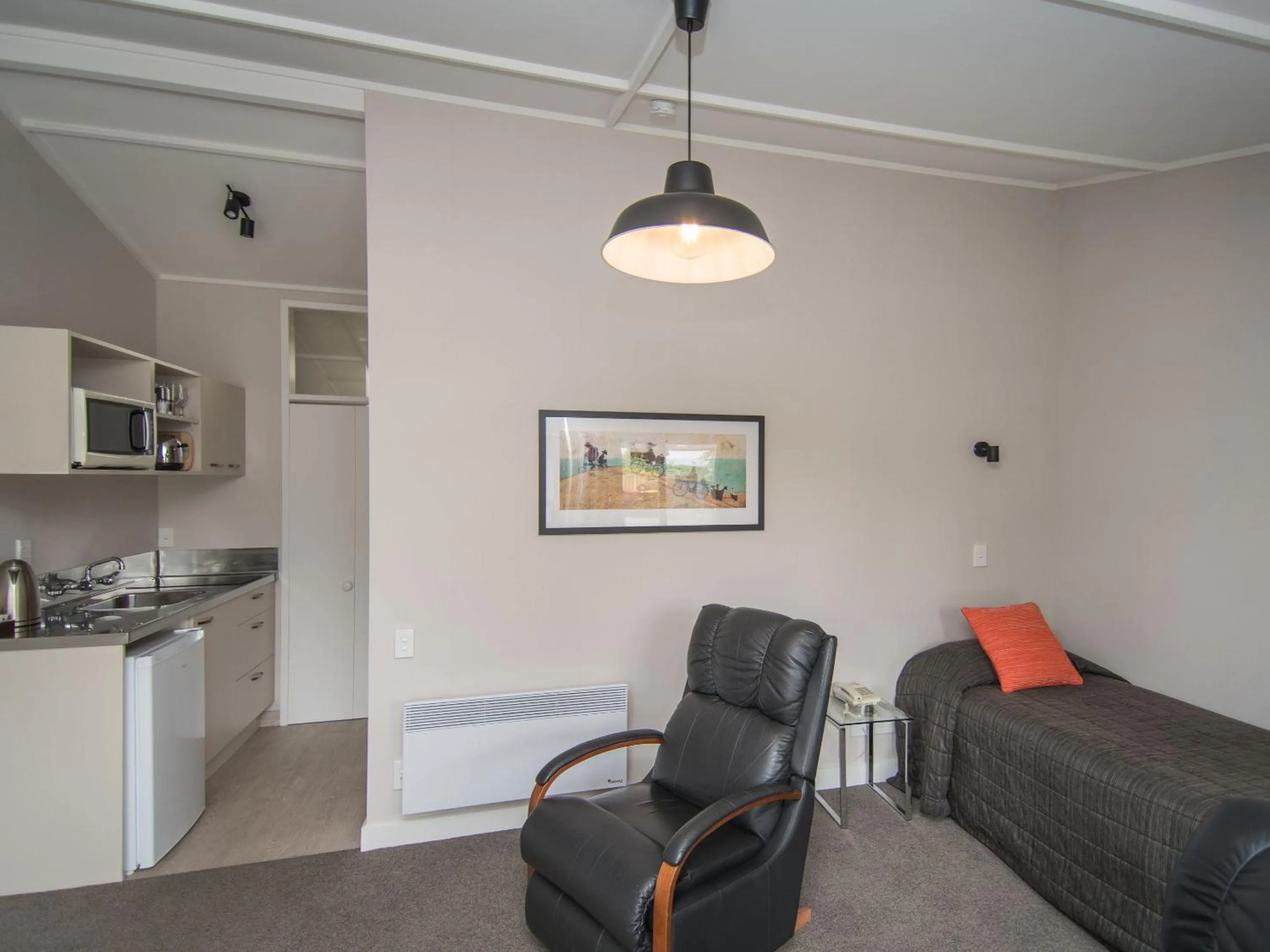 Kitchen or kitchenette in Cedar Lodge Motel