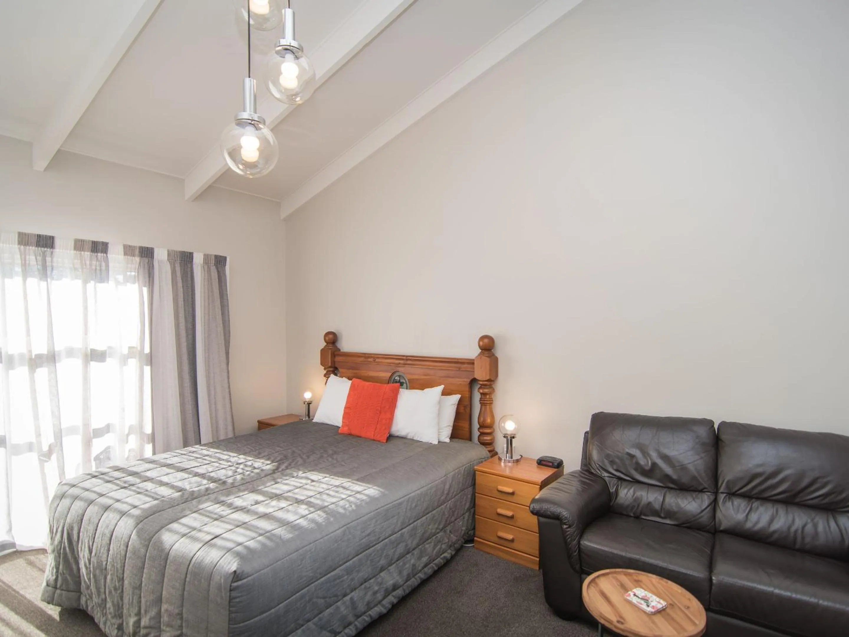 Bed in Cedar Lodge Motel