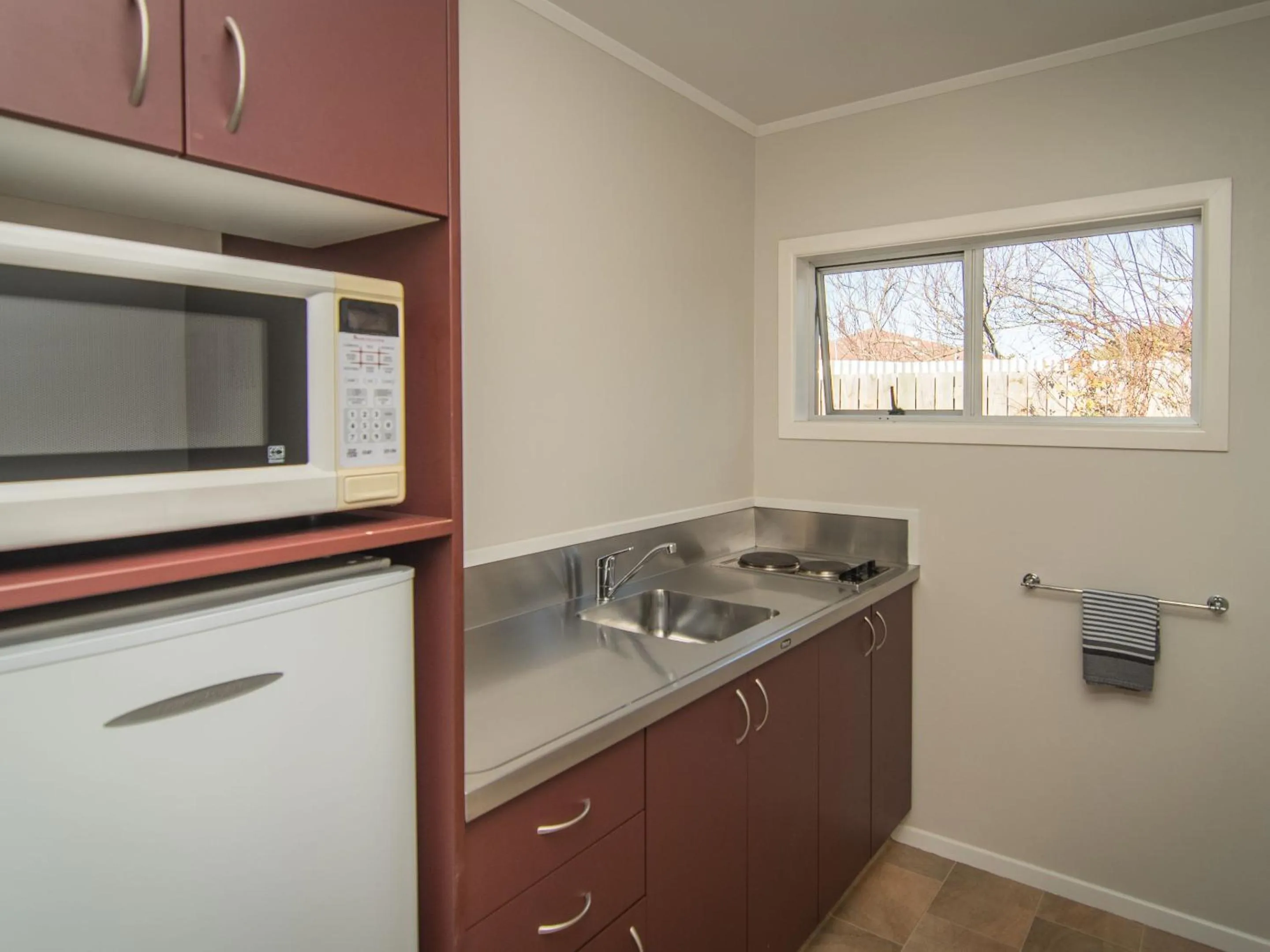 Kitchen or kitchenette in Cedar Lodge Motel
