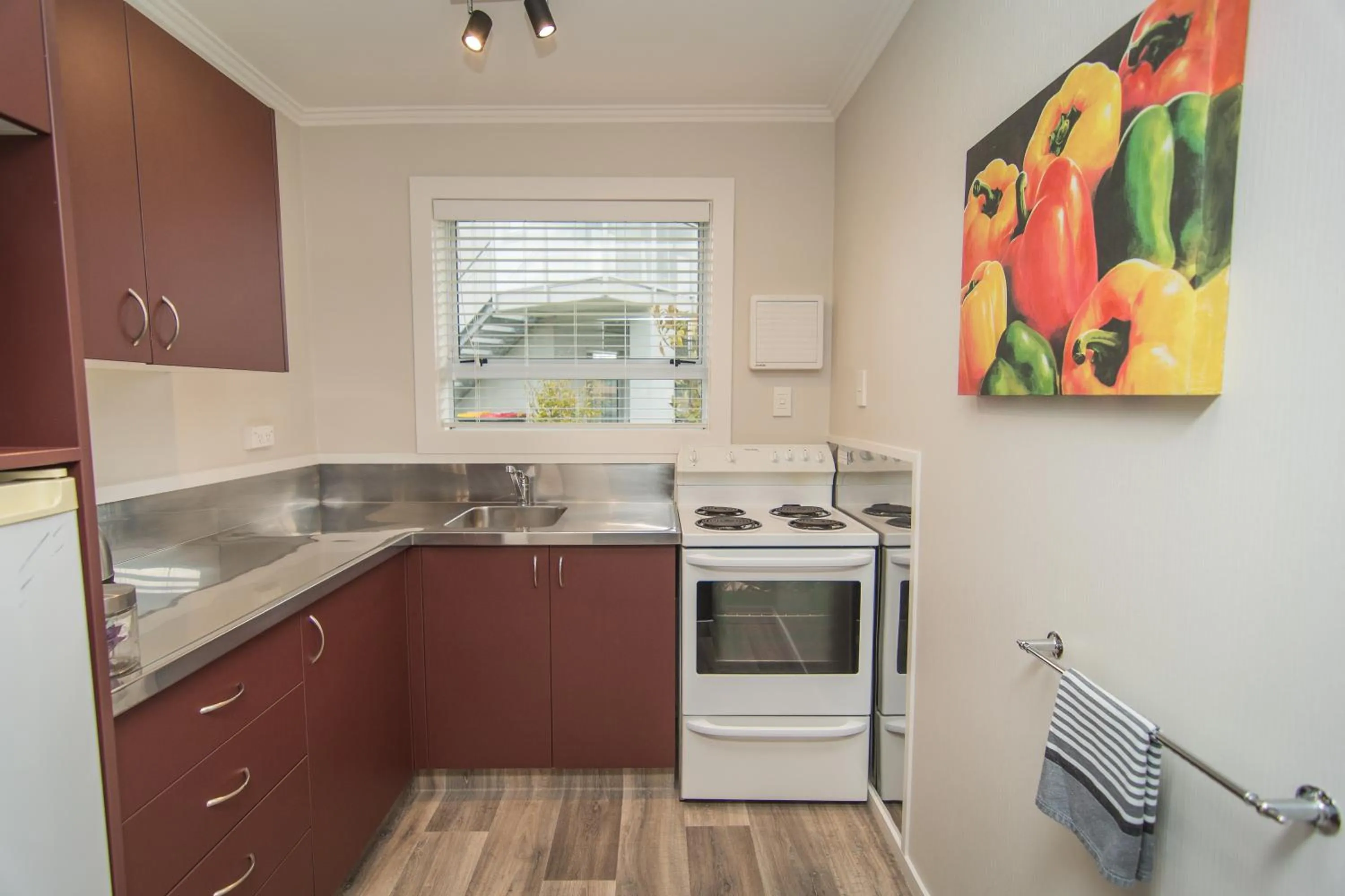 Kitchen or kitchenette in Cedar Lodge Motel