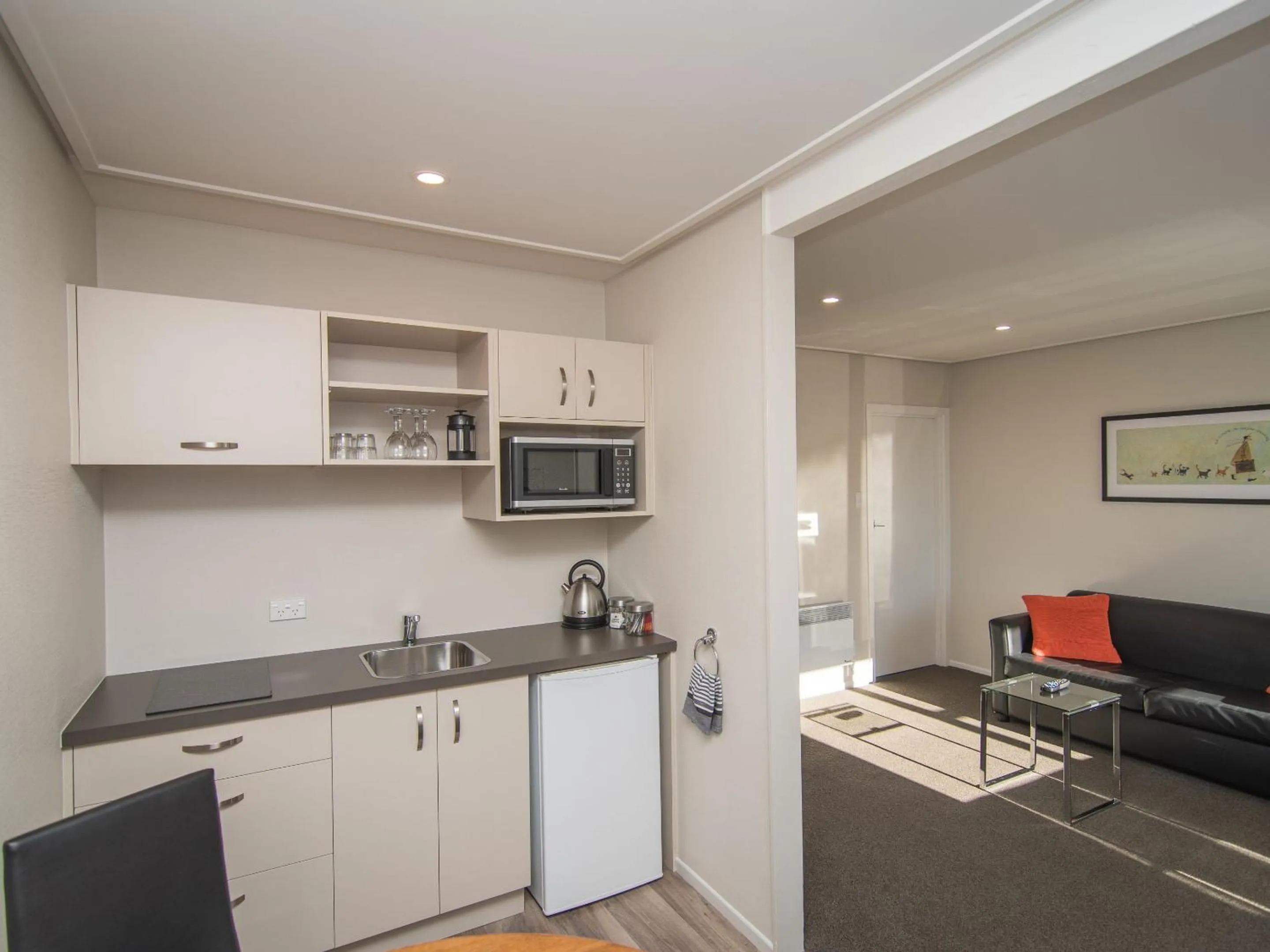 Kitchen or kitchenette in Cedar Lodge Motel