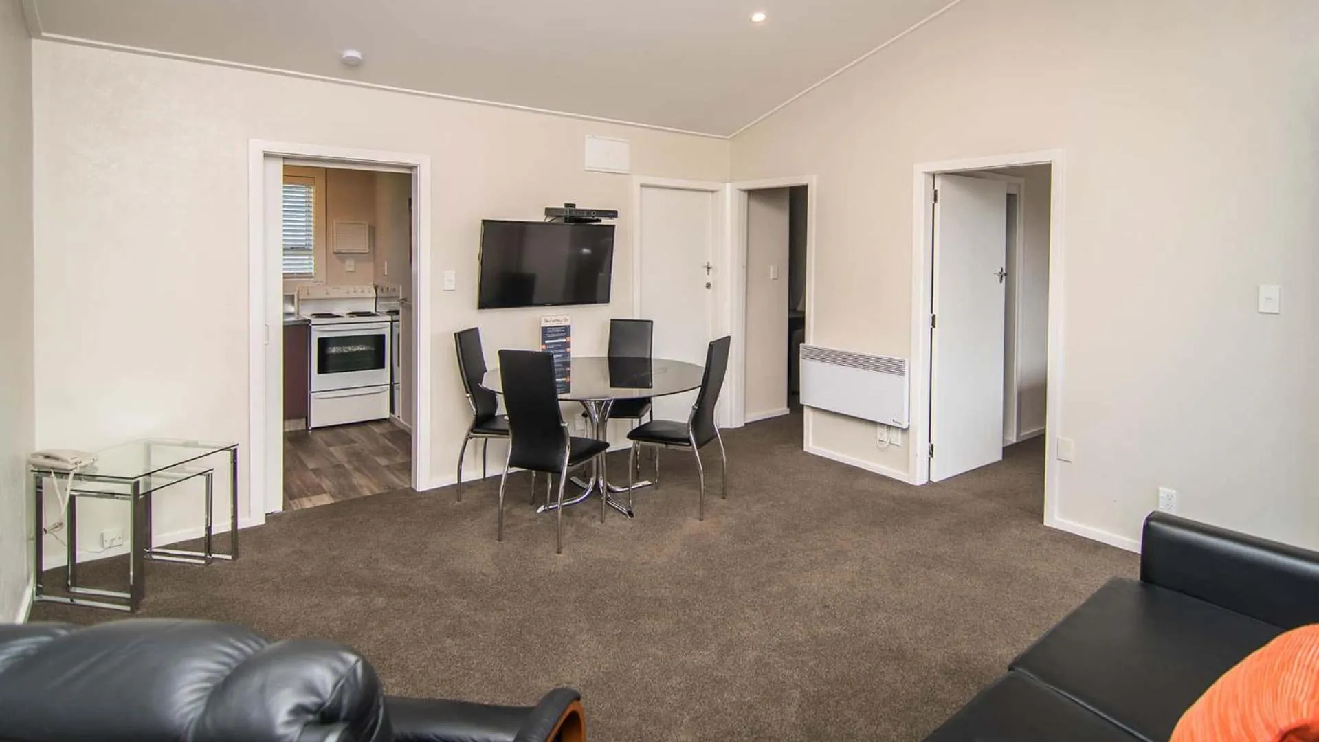Living room in Cedar Lodge Motel