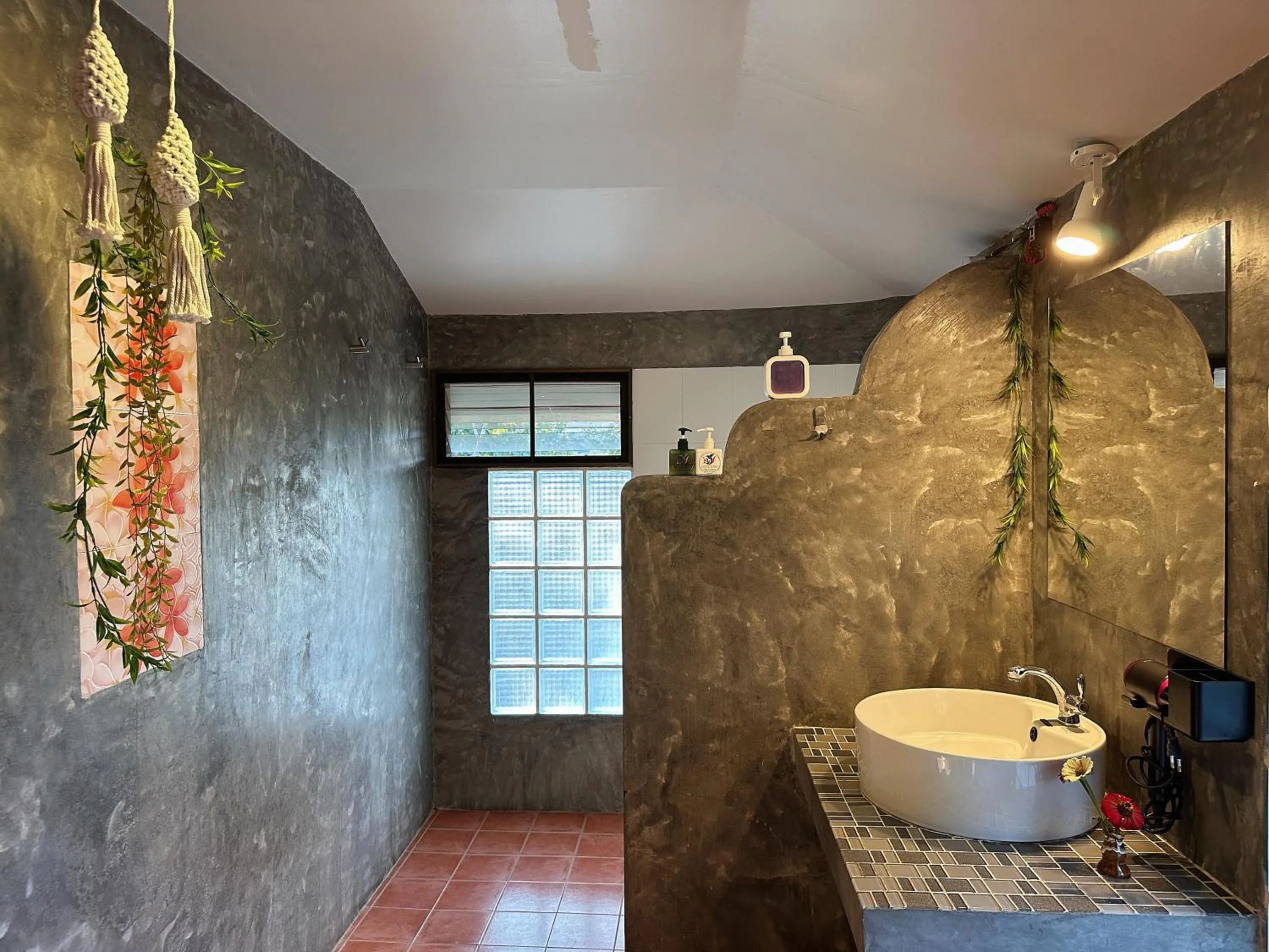 Shower in Pairadise Hotel