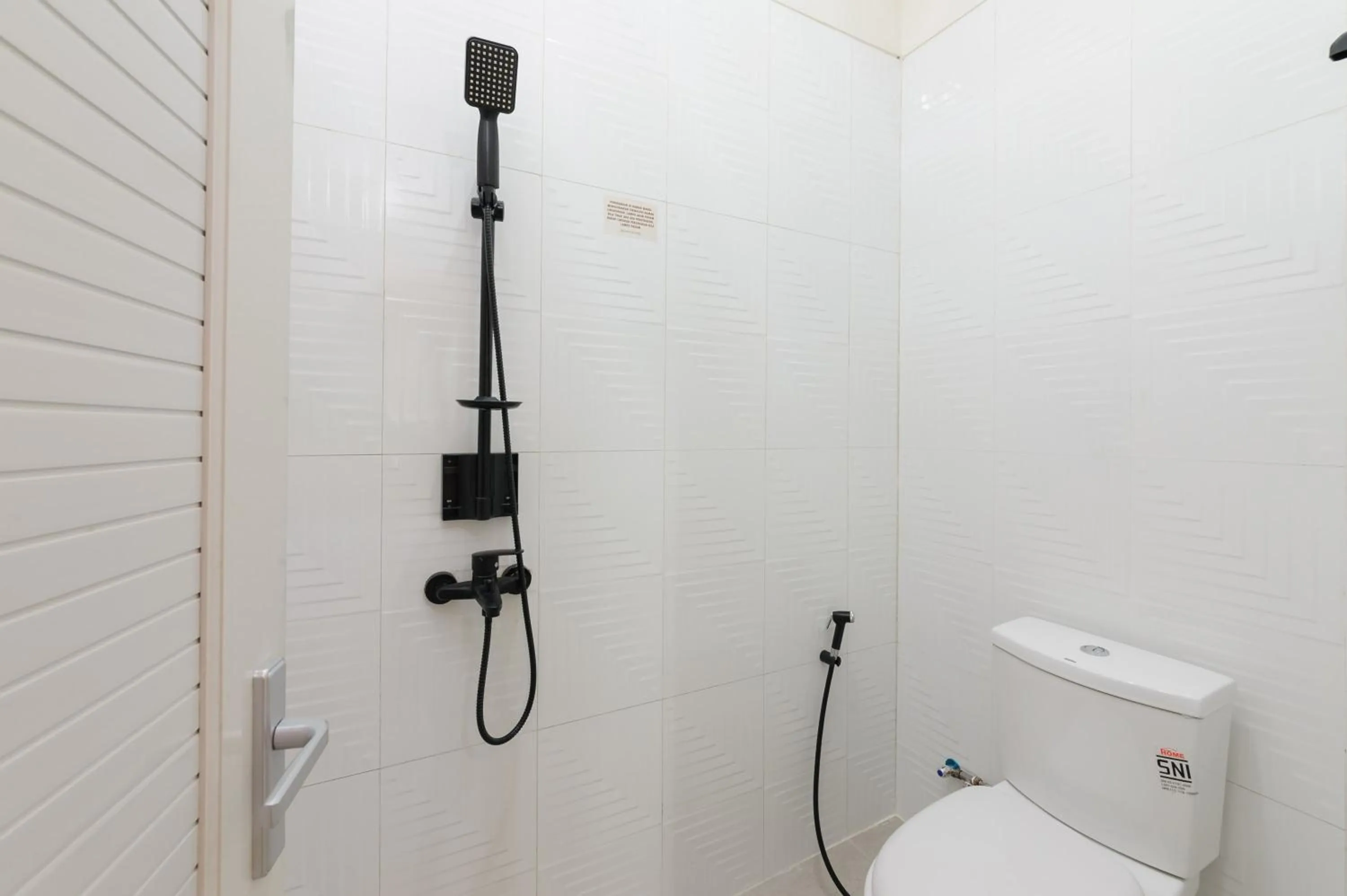 Bathroom in Urbanview Hotel Syariah Binwa Lampung by RedDoorz