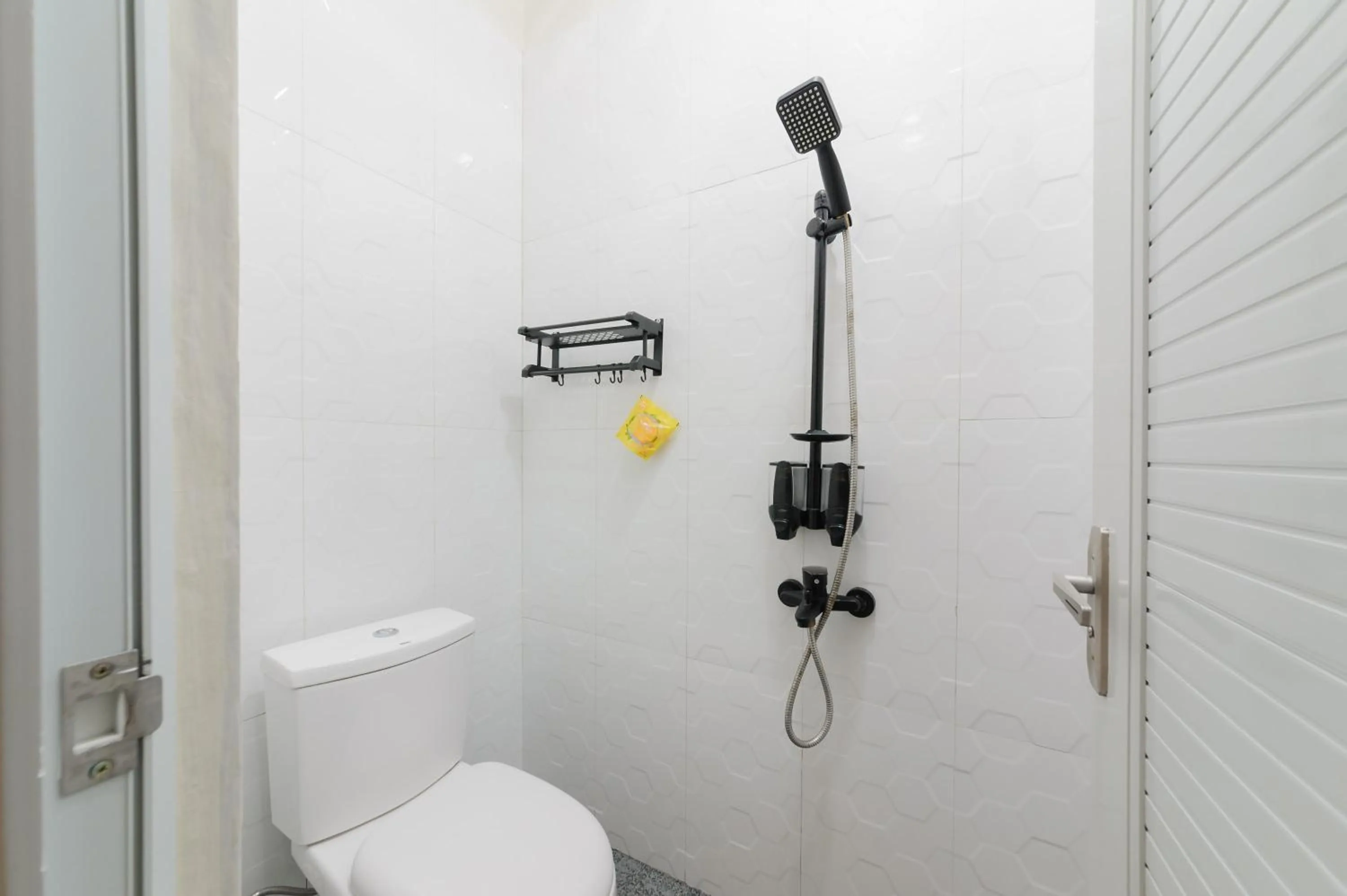 Bathroom in Urbanview Hotel Syariah Binwa Lampung by RedDoorz