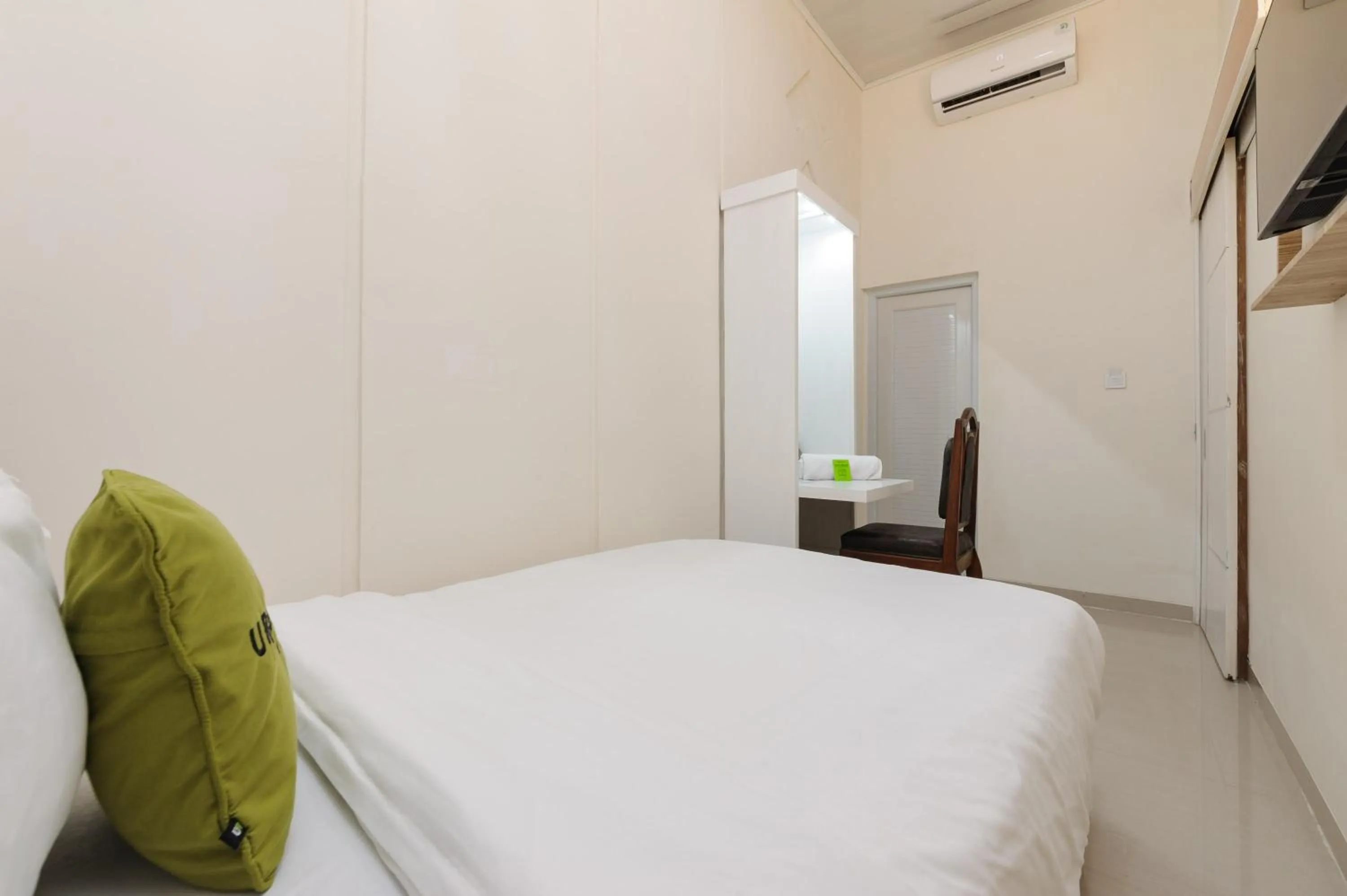 Bed in Urbanview Hotel Syariah Binwa Lampung by RedDoorz