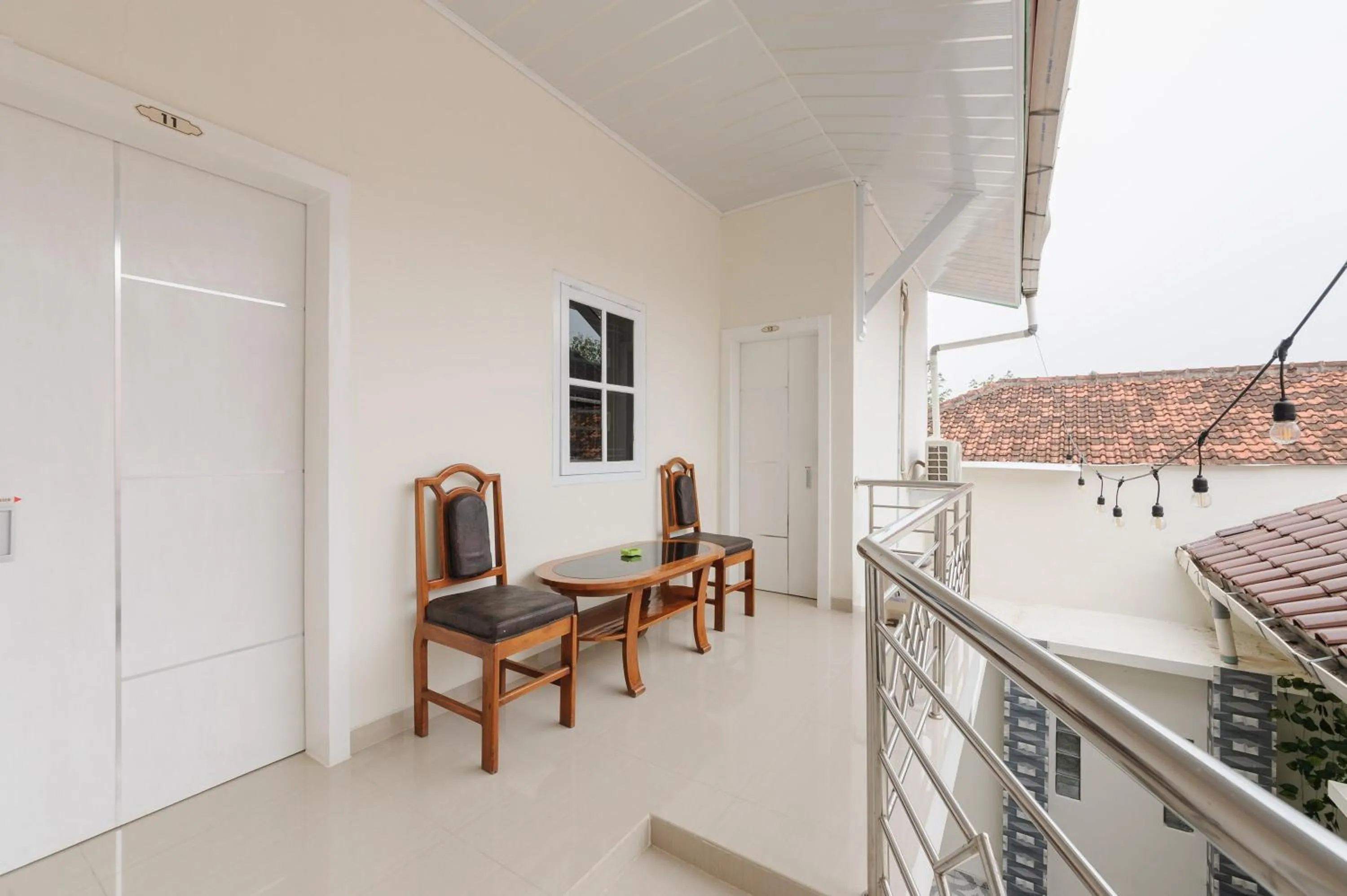 Seating area in Urbanview Hotel Syariah Binwa Lampung by RedDoorz