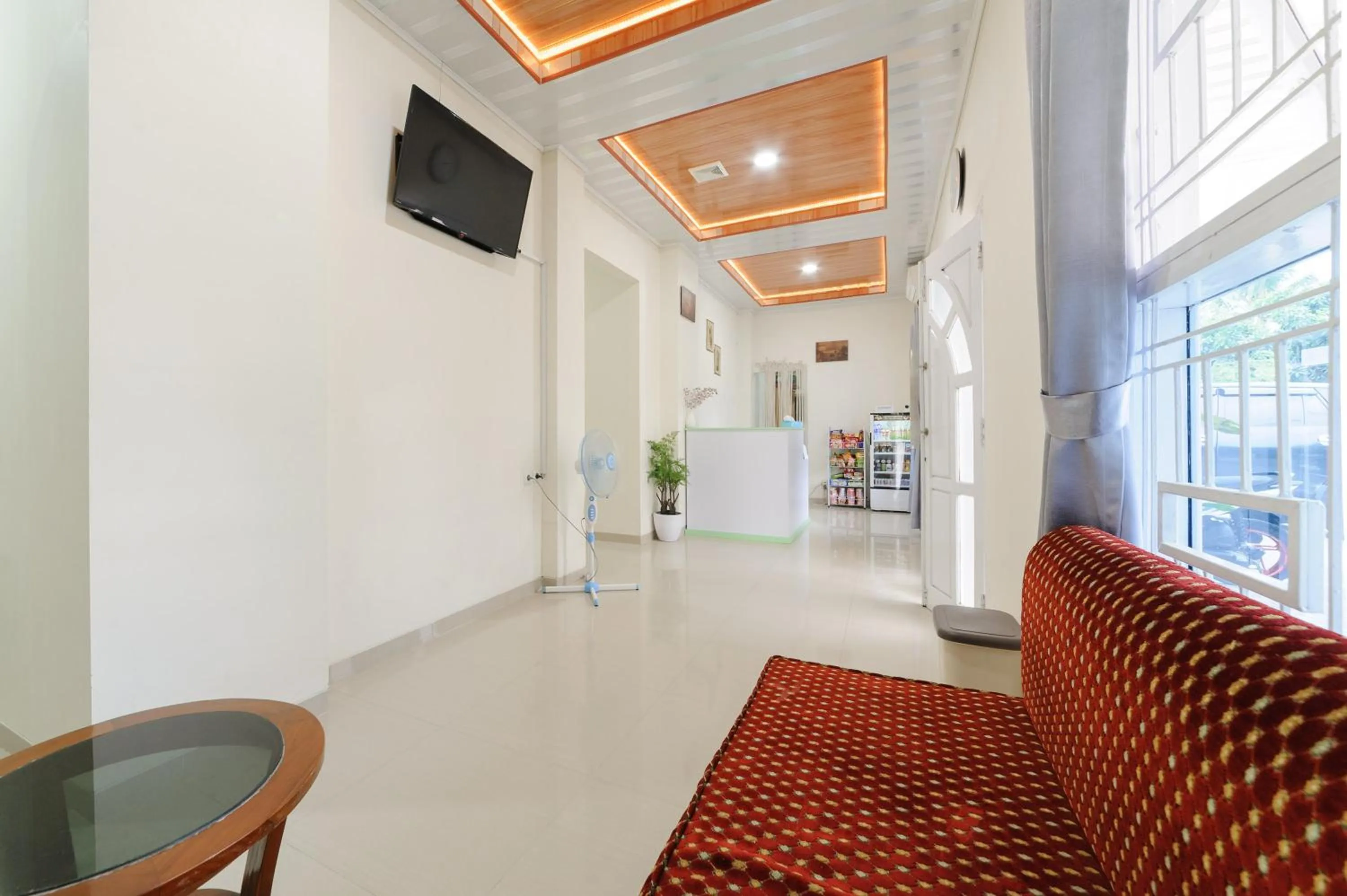 Seating area in Urbanview Hotel Syariah Binwa Lampung by RedDoorz