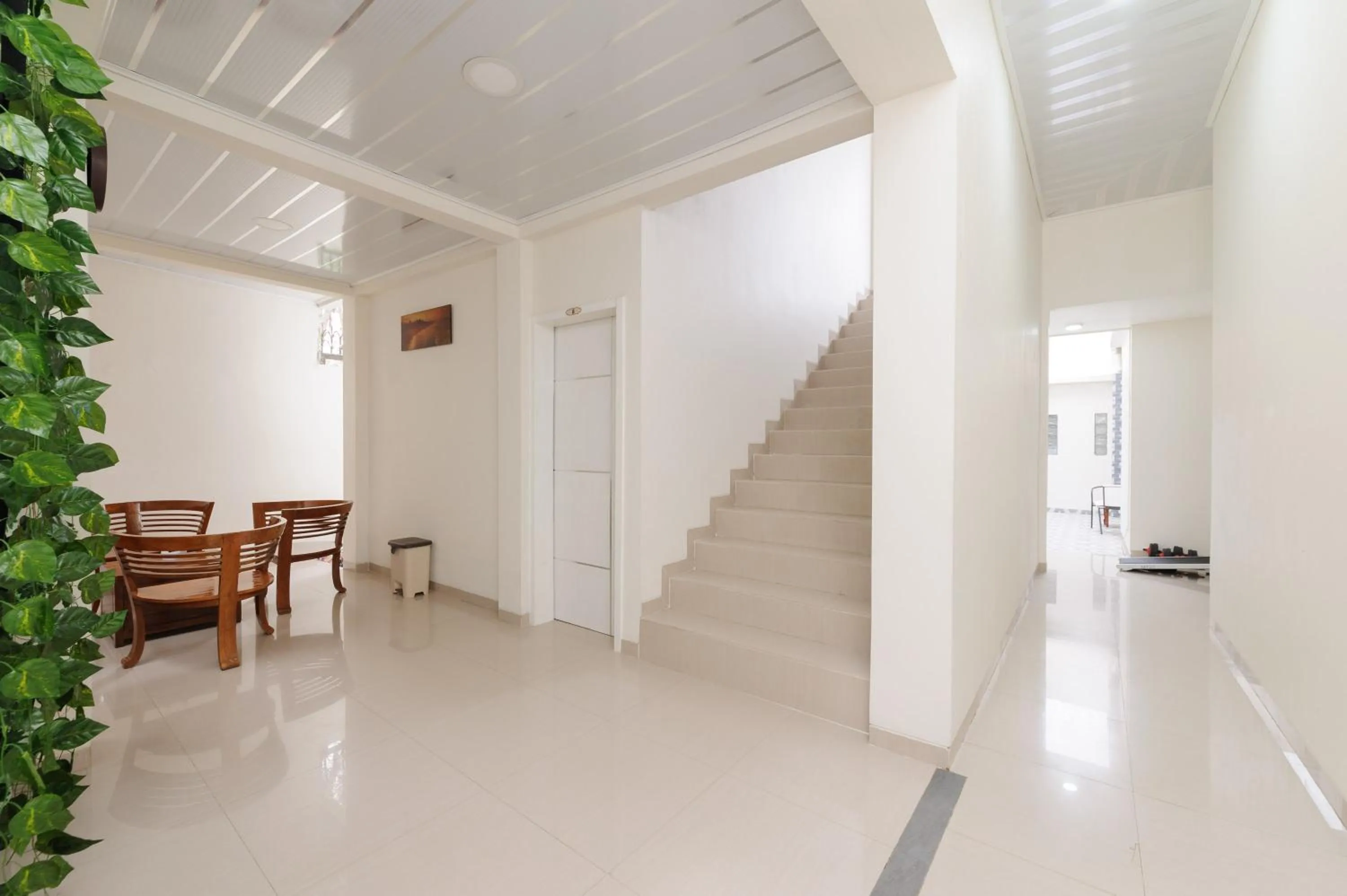 Seating area in Urbanview Hotel Syariah Binwa Lampung by RedDoorz