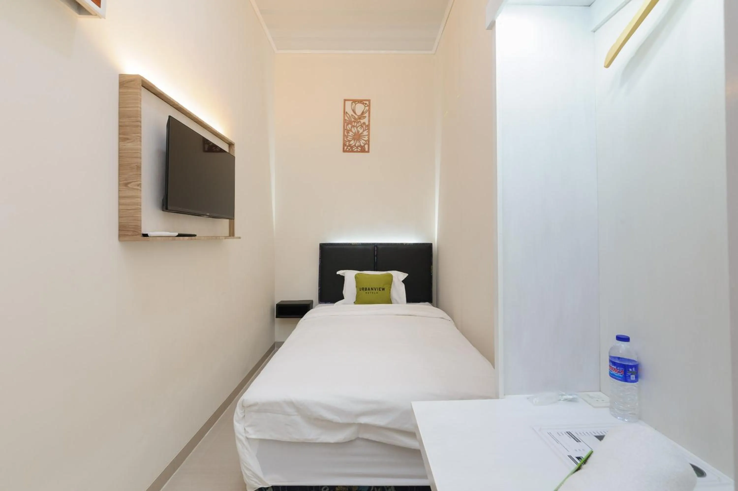 Bed in Urbanview Hotel Syariah Binwa Lampung by RedDoorz