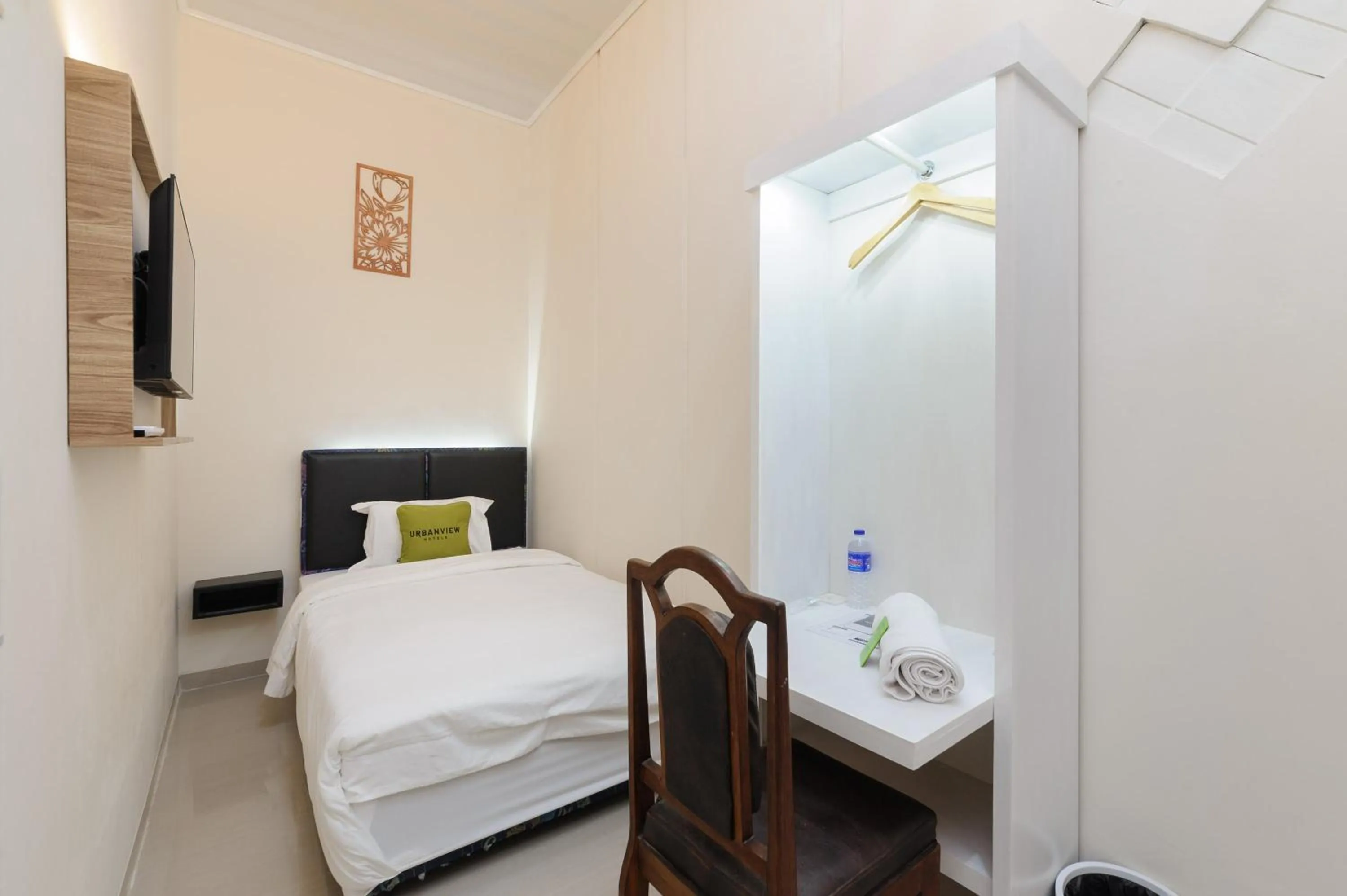 Bed in Urbanview Hotel Syariah Binwa Lampung by RedDoorz