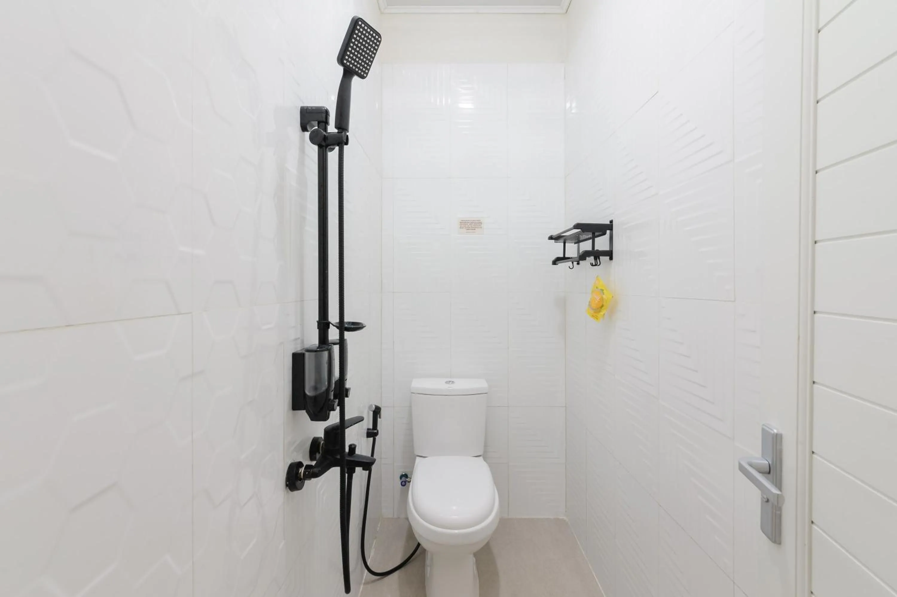 Bathroom in Urbanview Hotel Syariah Binwa Lampung by RedDoorz