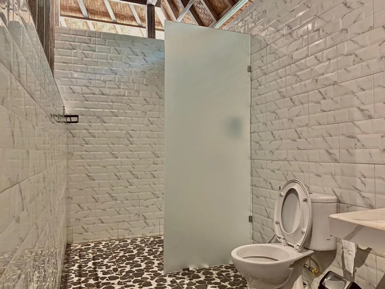 Shower in Blue Sky Villa Ceningan