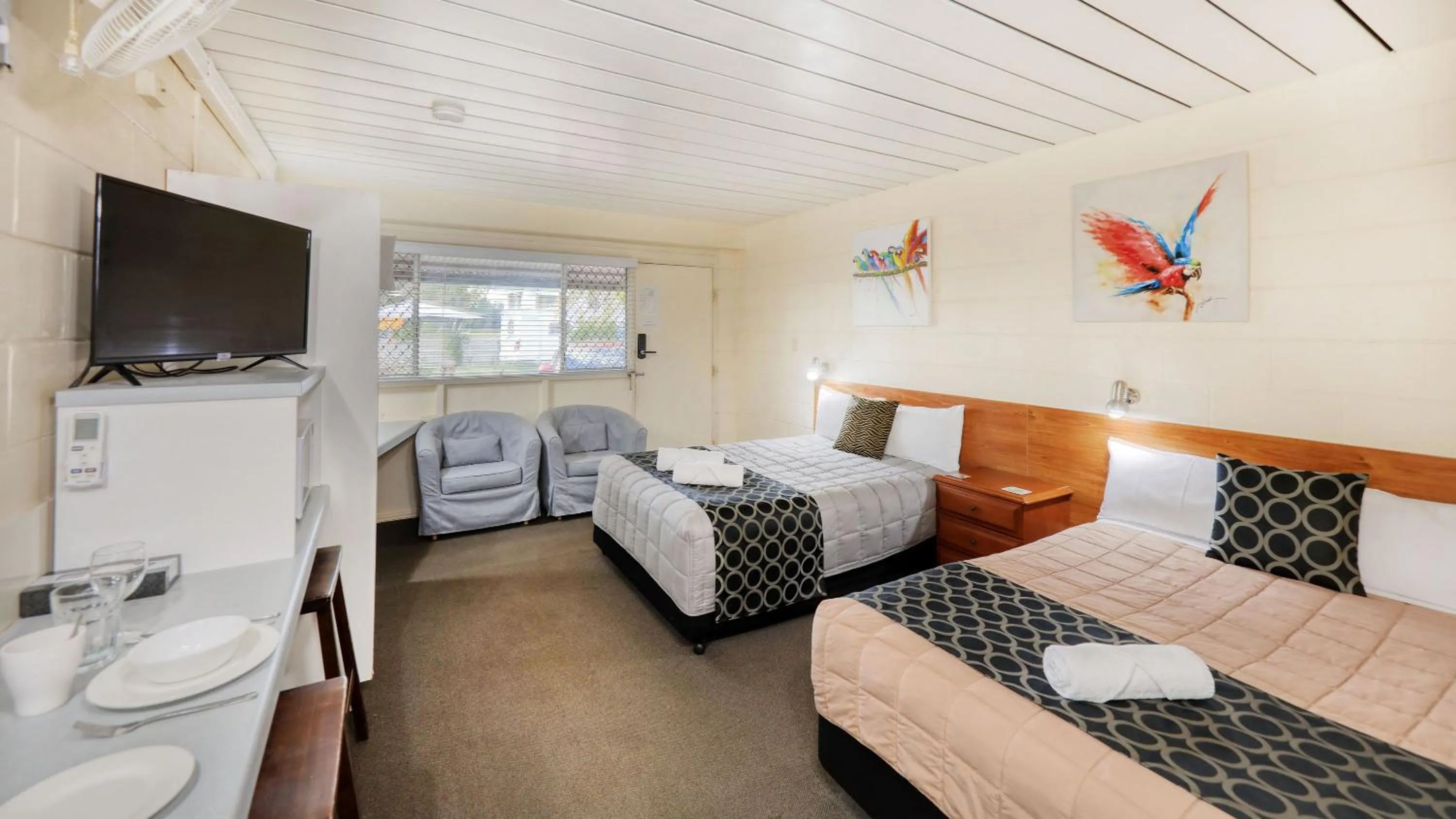 TV and multimedia, Bed in Waterview Motel Maclean