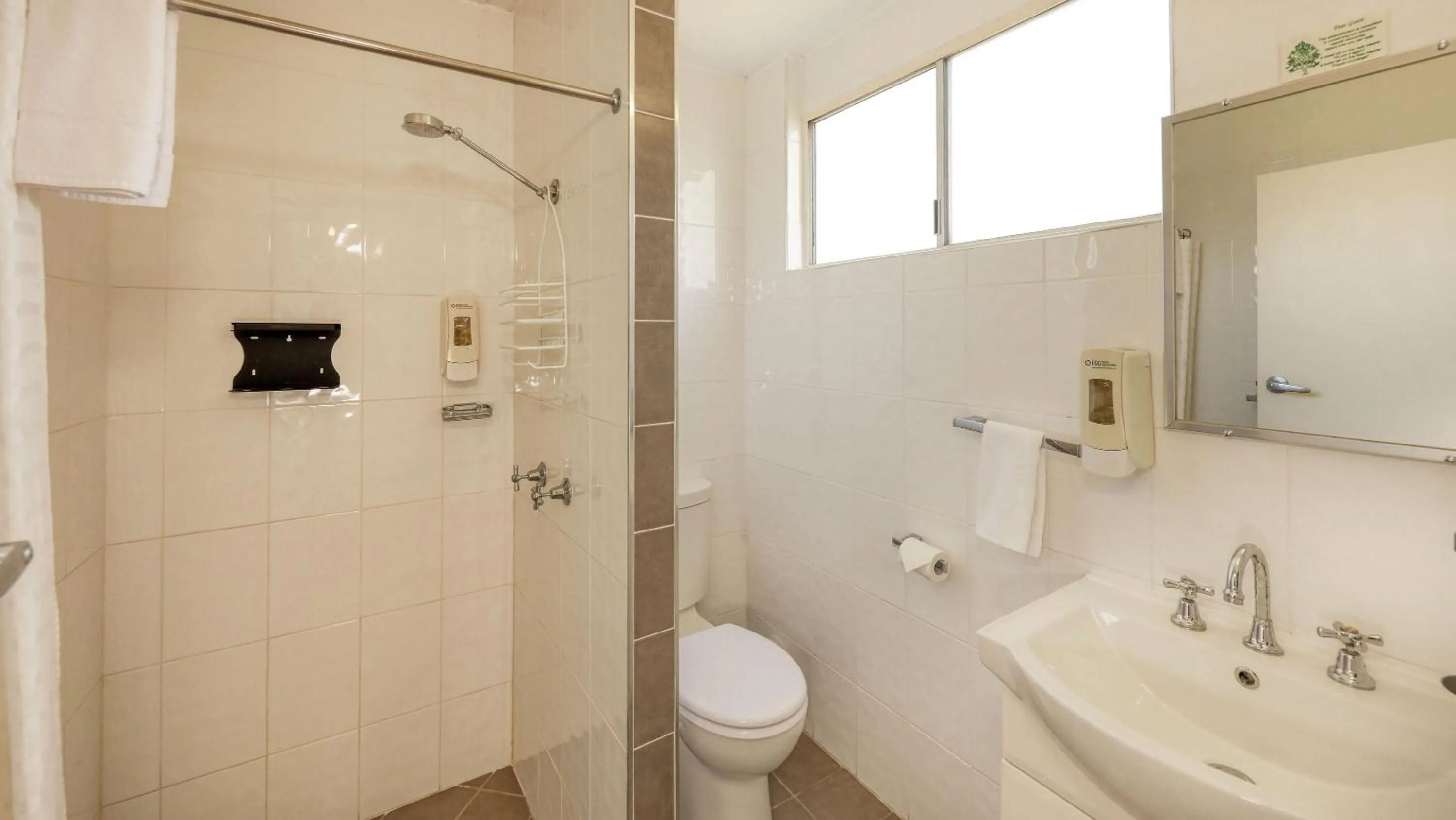 Shower in Waterview Motel Maclean