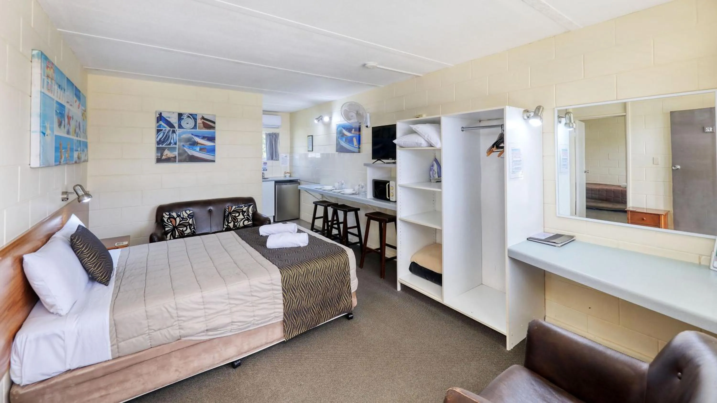 wardrobe, Bed in Waterview Motel Maclean