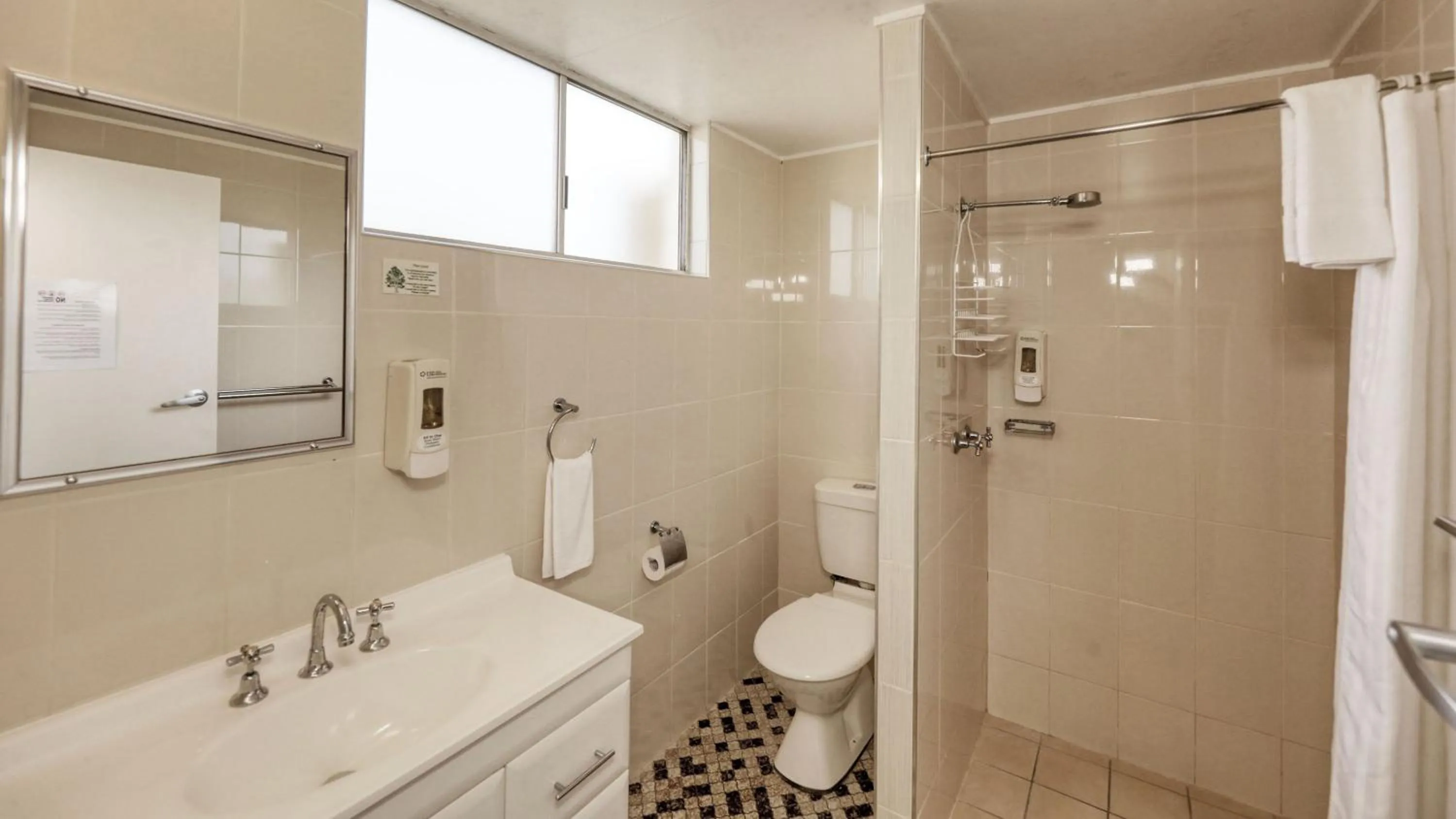 Shower in Waterview Motel Maclean