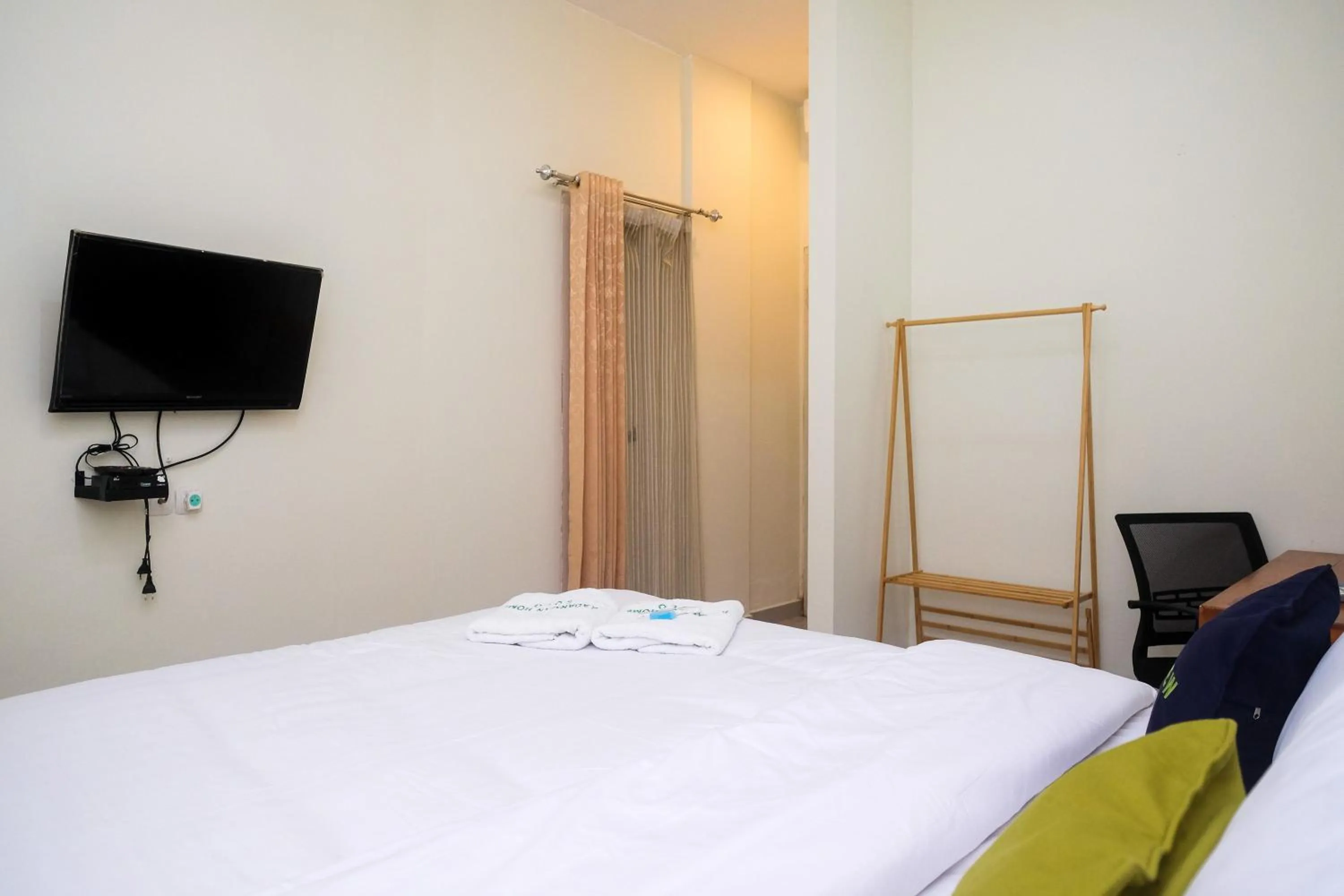 Bed in Urbanview Syariah Kadarman Home Laweyan by RedDoorz