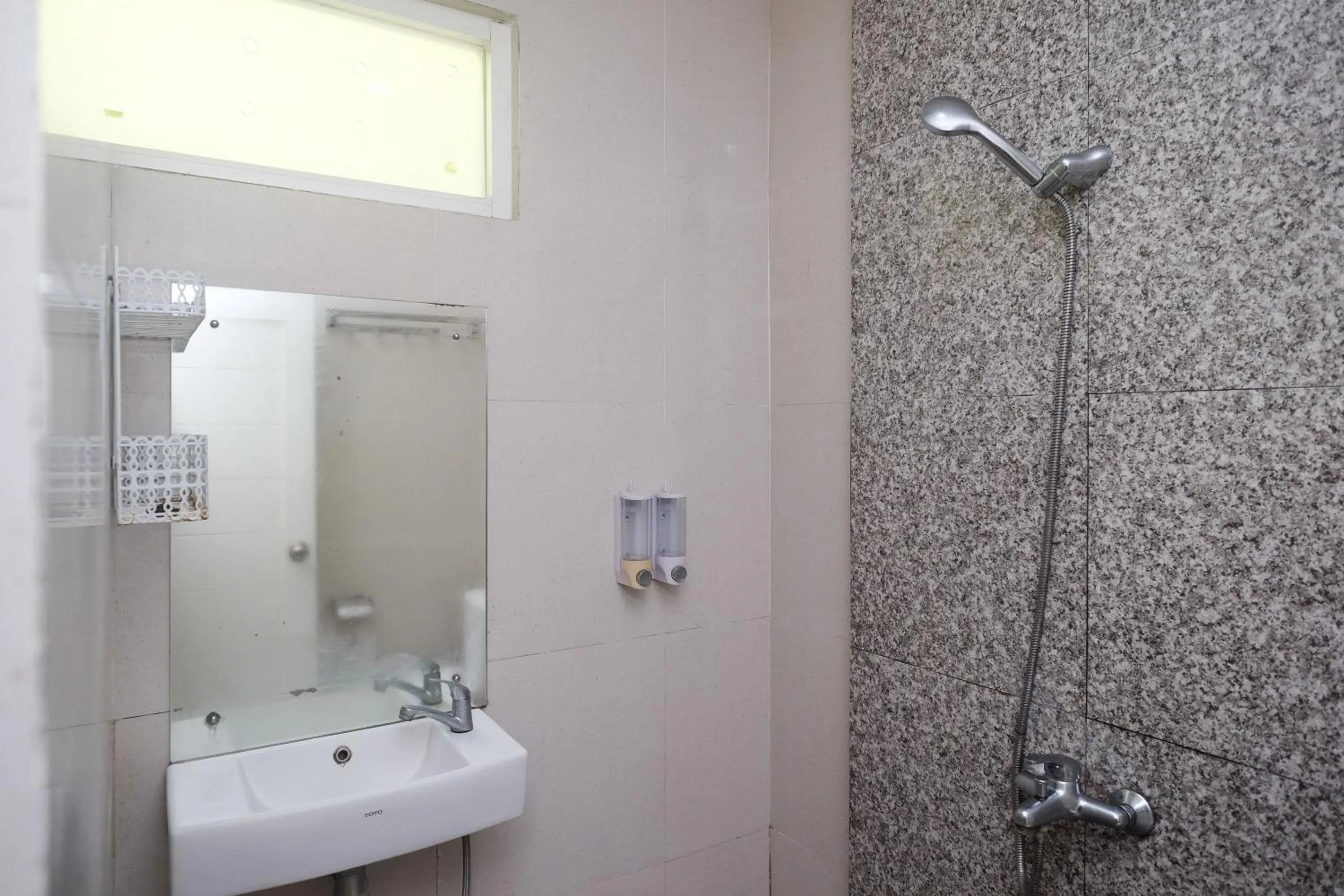 Shower in Urbanview Syariah Kadarman Home Laweyan by RedDoorz