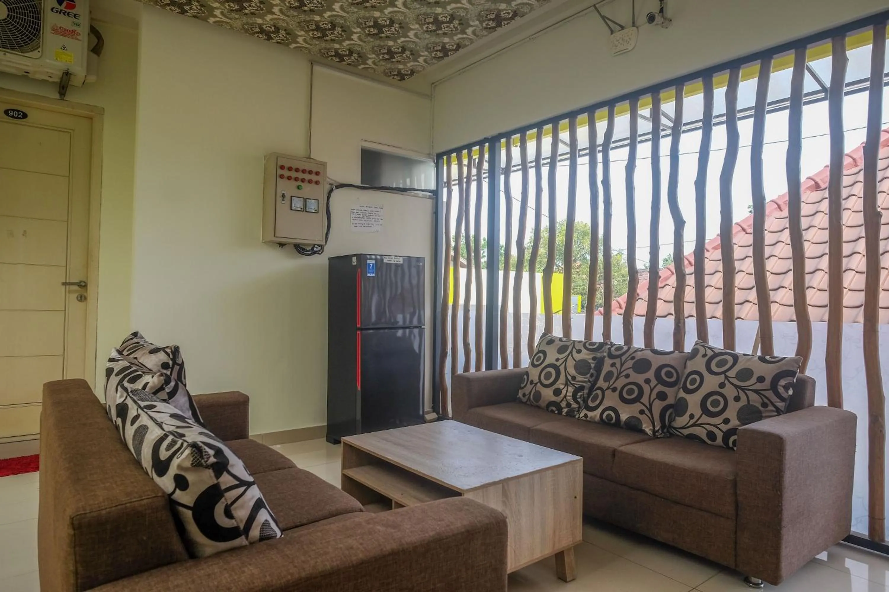 Seating area in Urbanview Syariah Kadarman Home Laweyan by RedDoorz