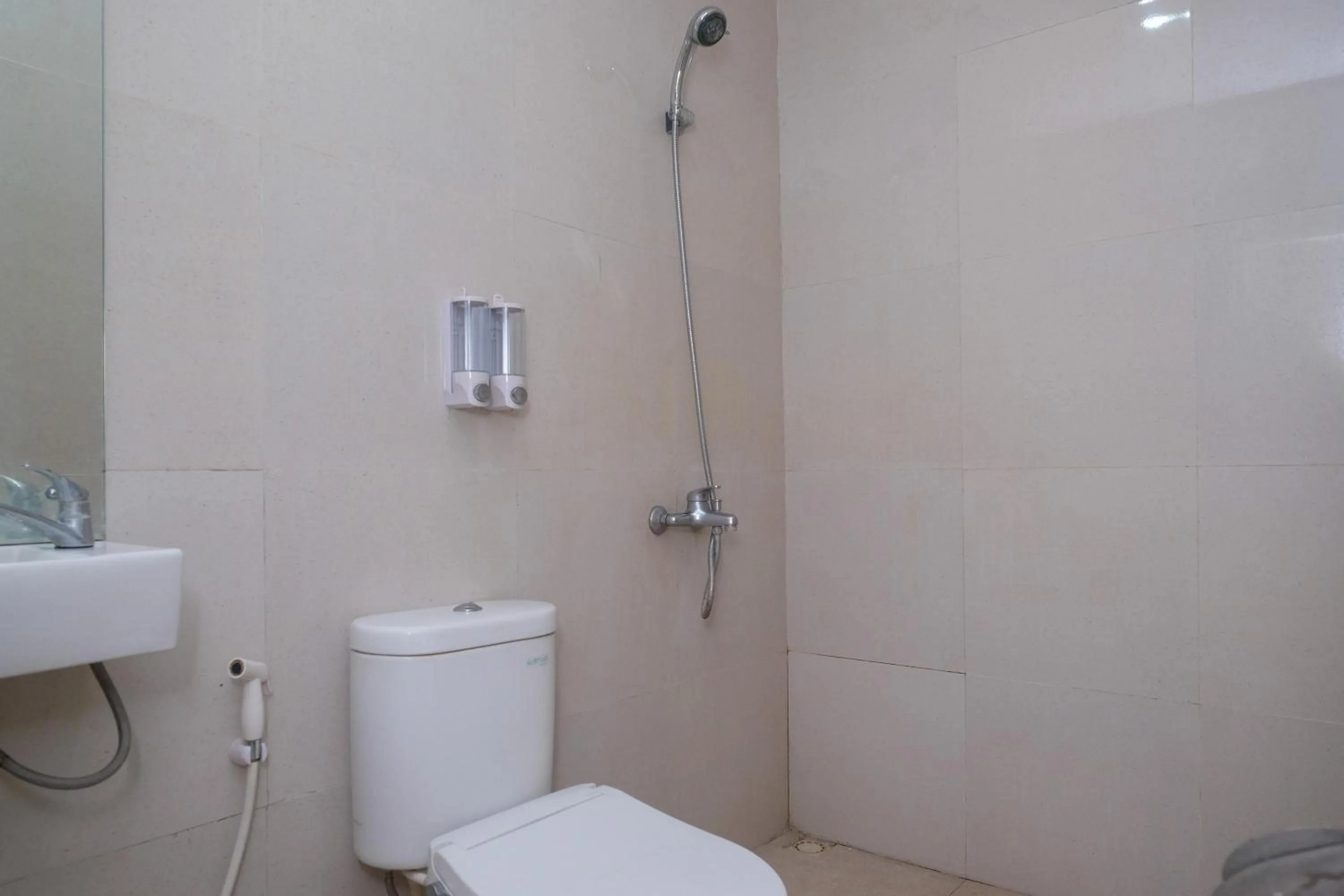 Shower in Urbanview Syariah Kadarman Home Laweyan by RedDoorz