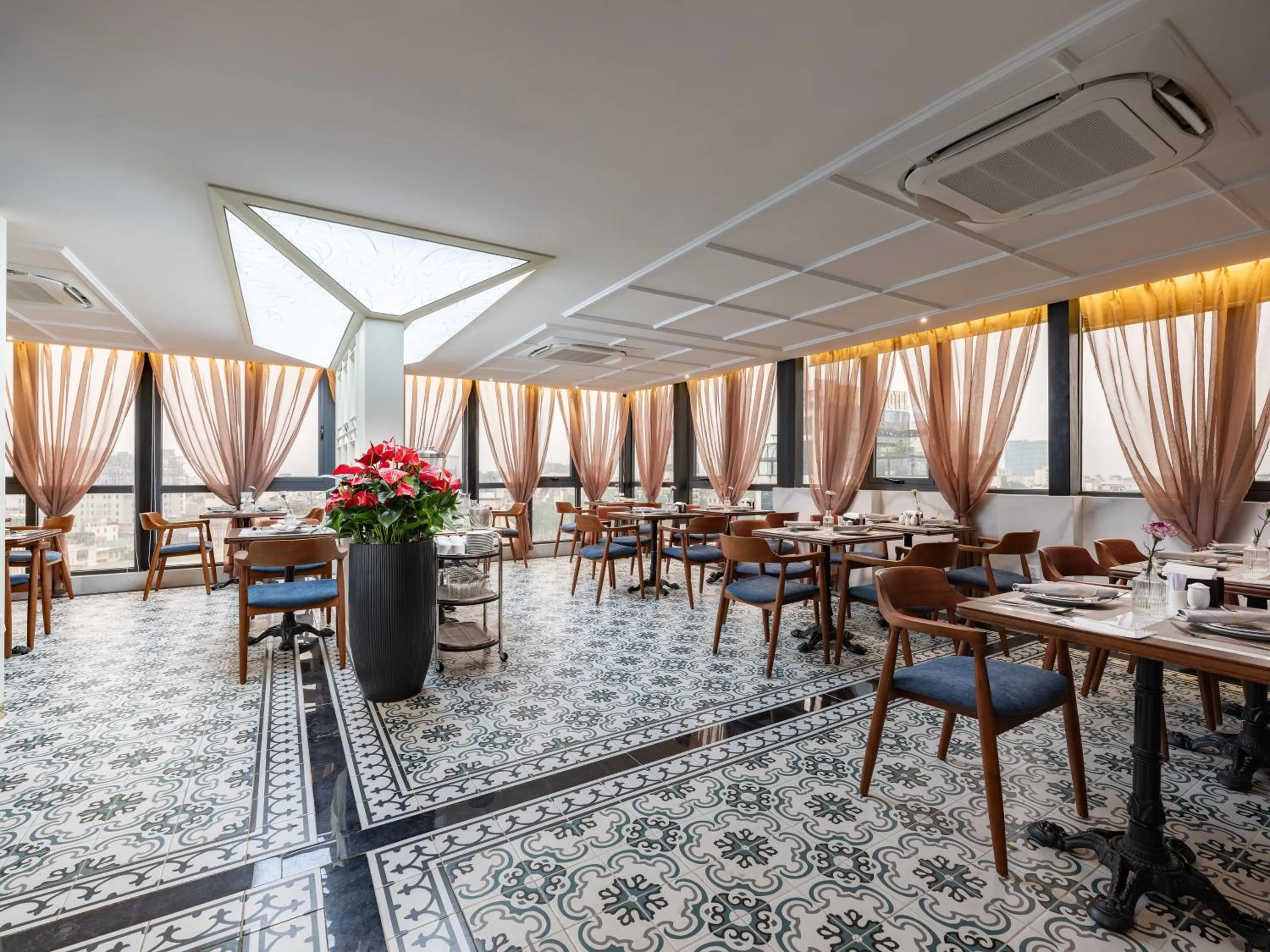 Restaurant/places to eat in L'Signature Hotel & Spa