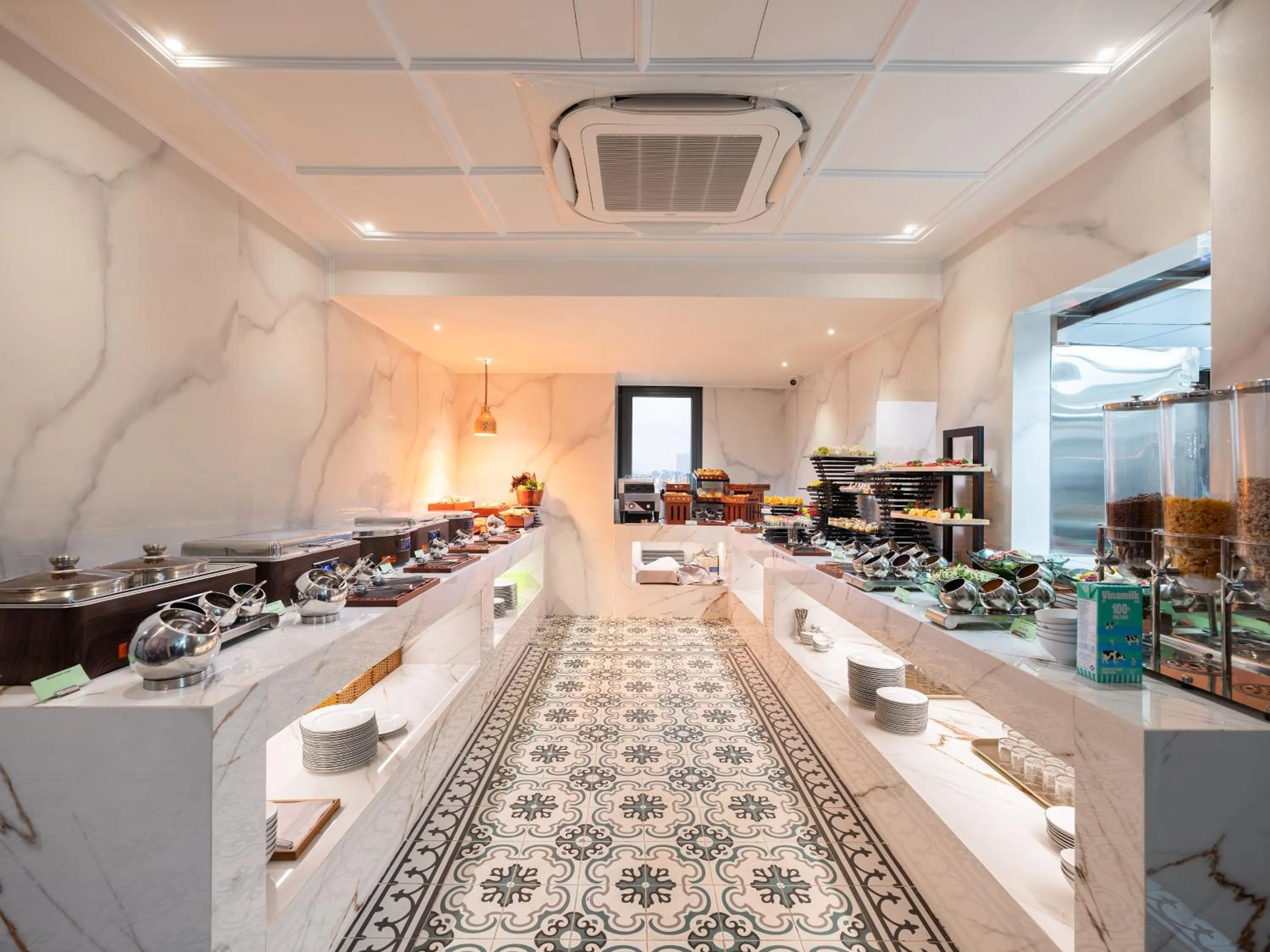 Restaurant/places to eat in L'Signature Hotel & Spa