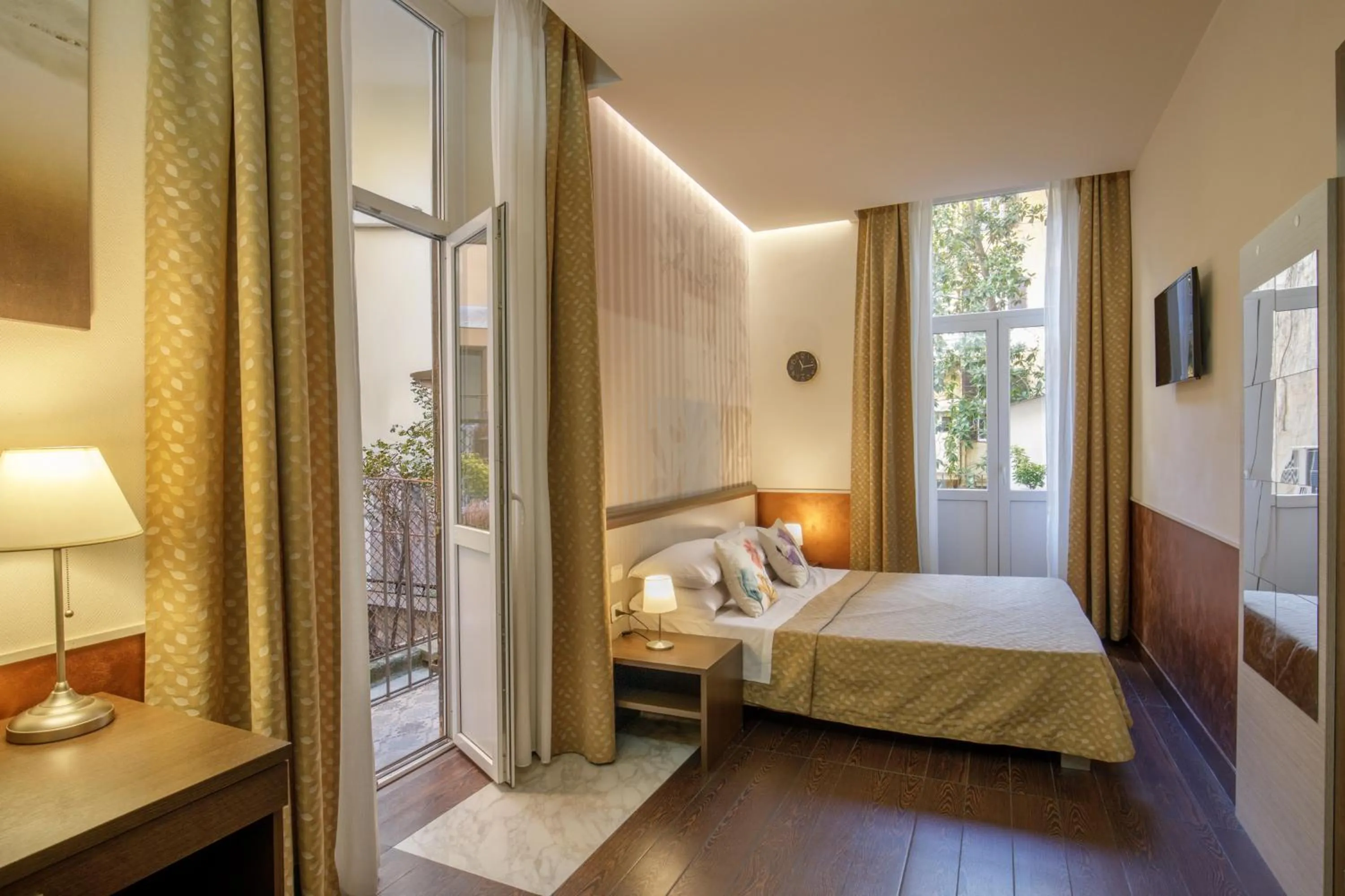 Photo of the whole room, Bed in Corso Grand Suite