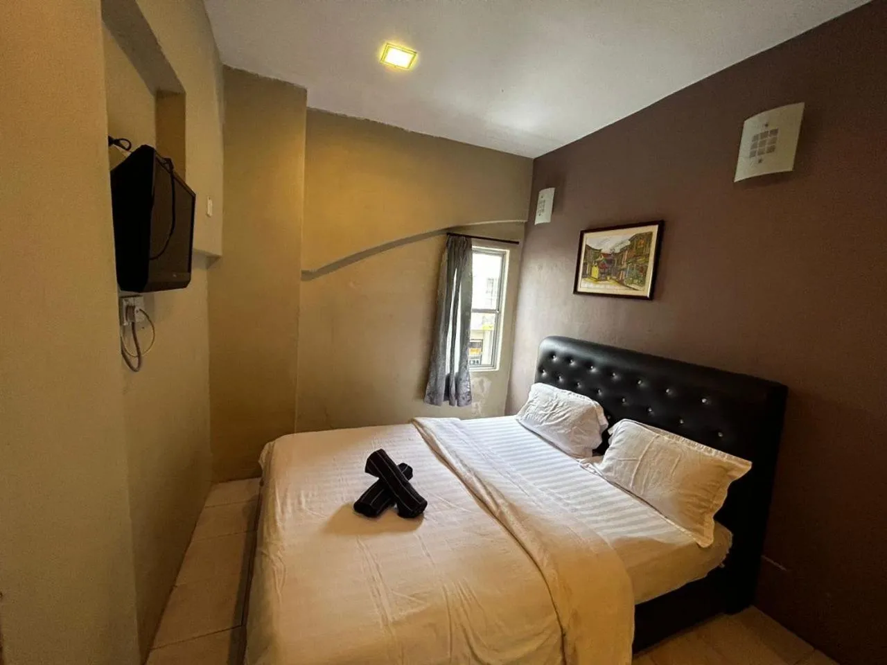 Photo of the whole room in Hotel Harbour Stay