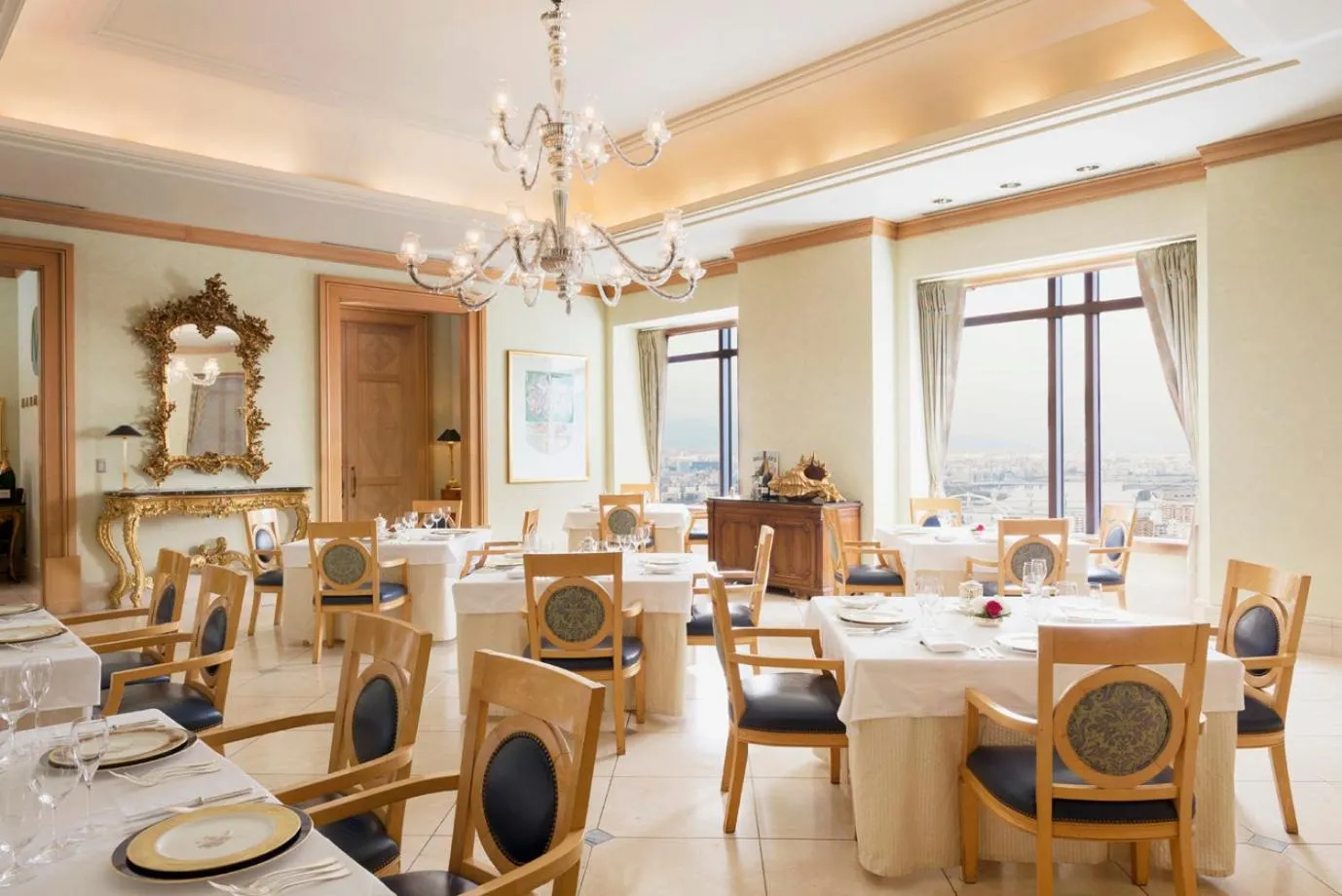 Restaurant/places to eat in Hotel Hankyu International