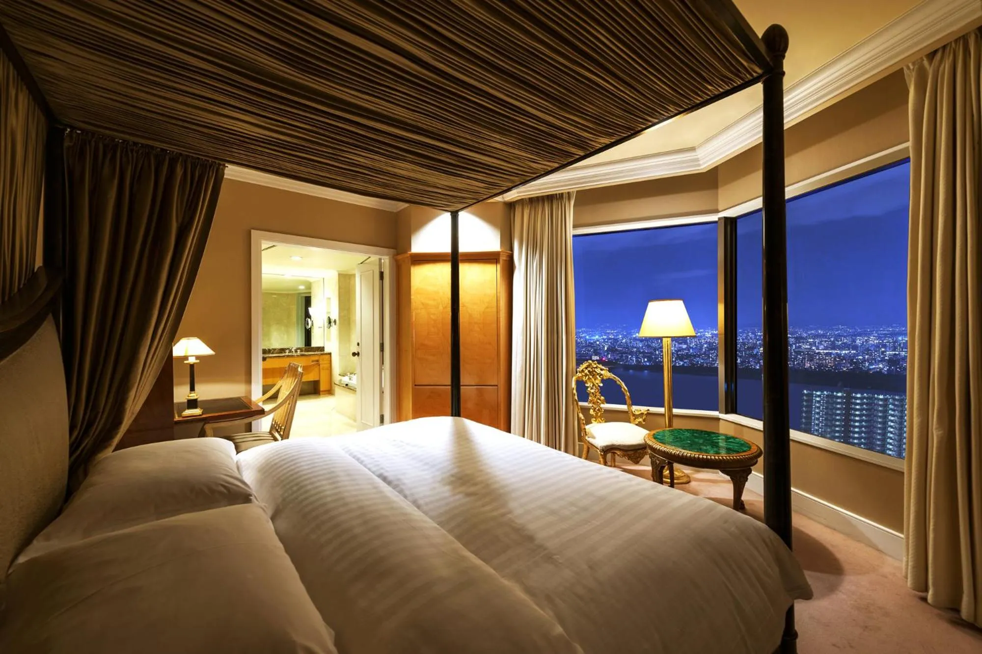 Bed in Hotel Hankyu International