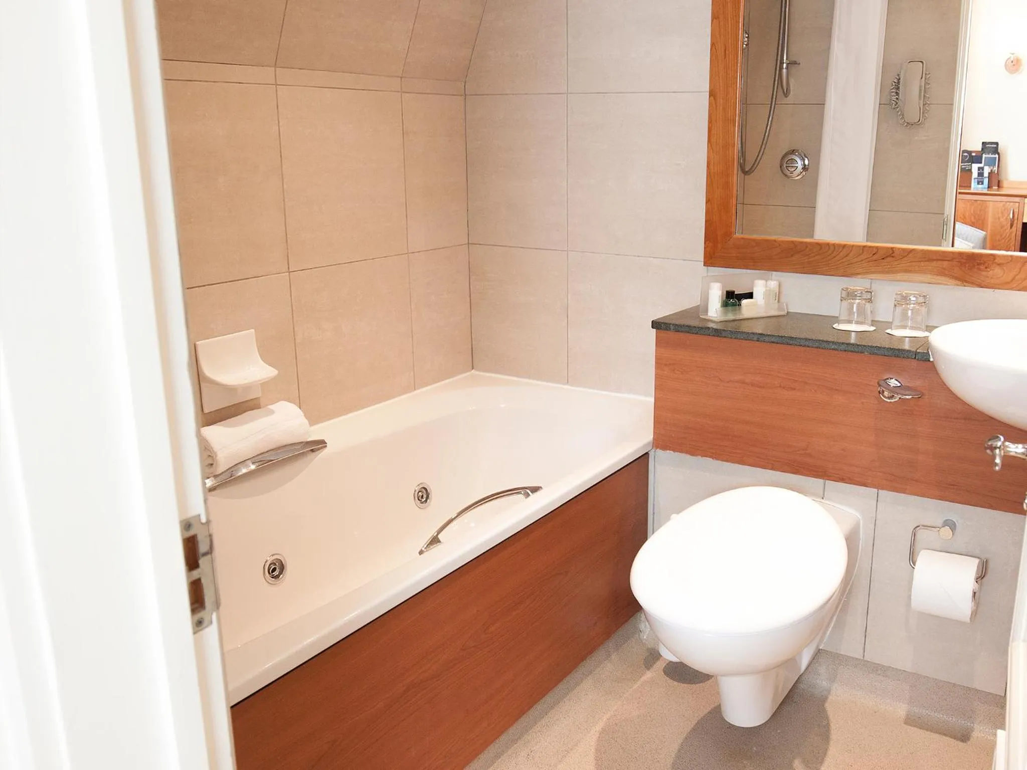 Bathroom in Harbour Heights Hotel