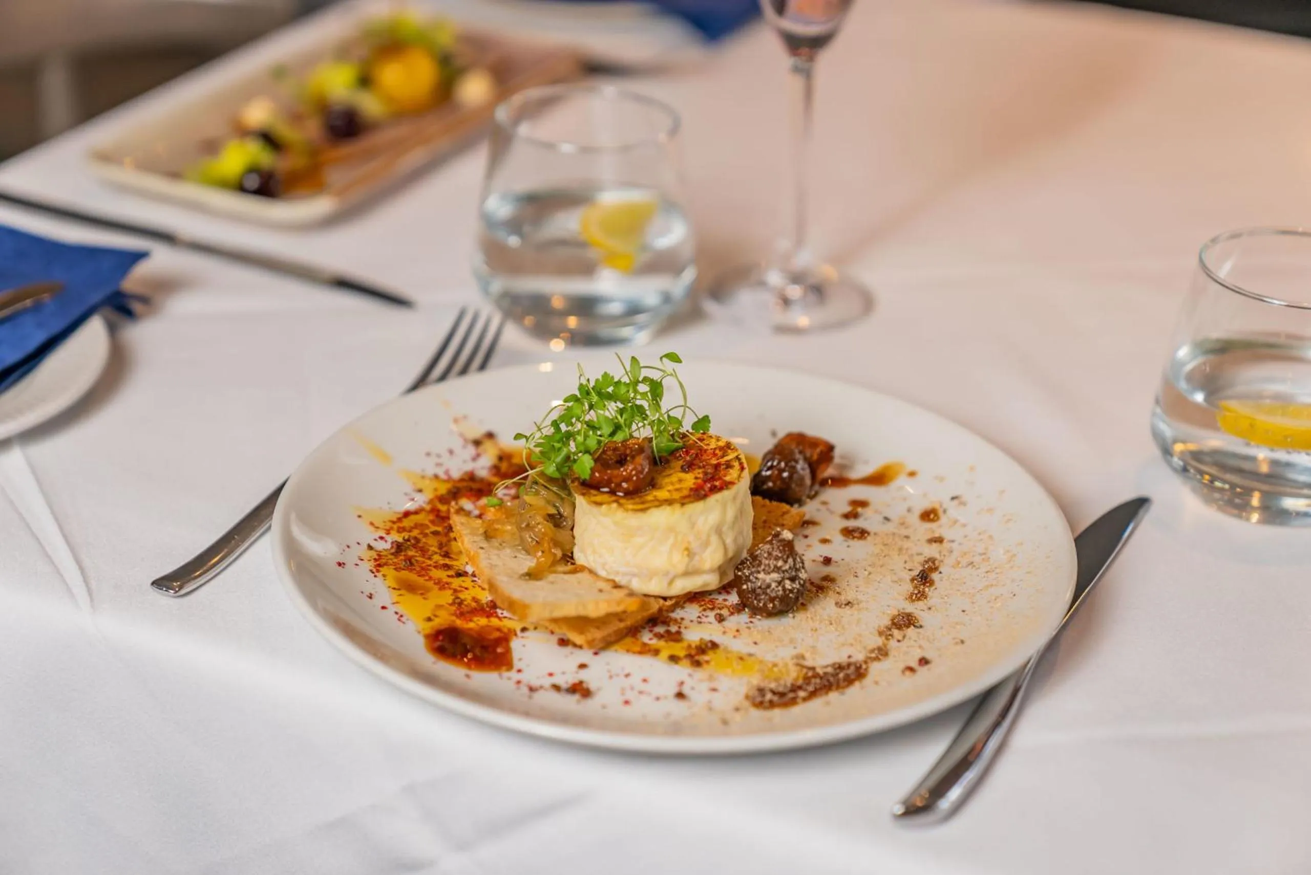 Restaurant/places to eat in Harbour Heights Hotel