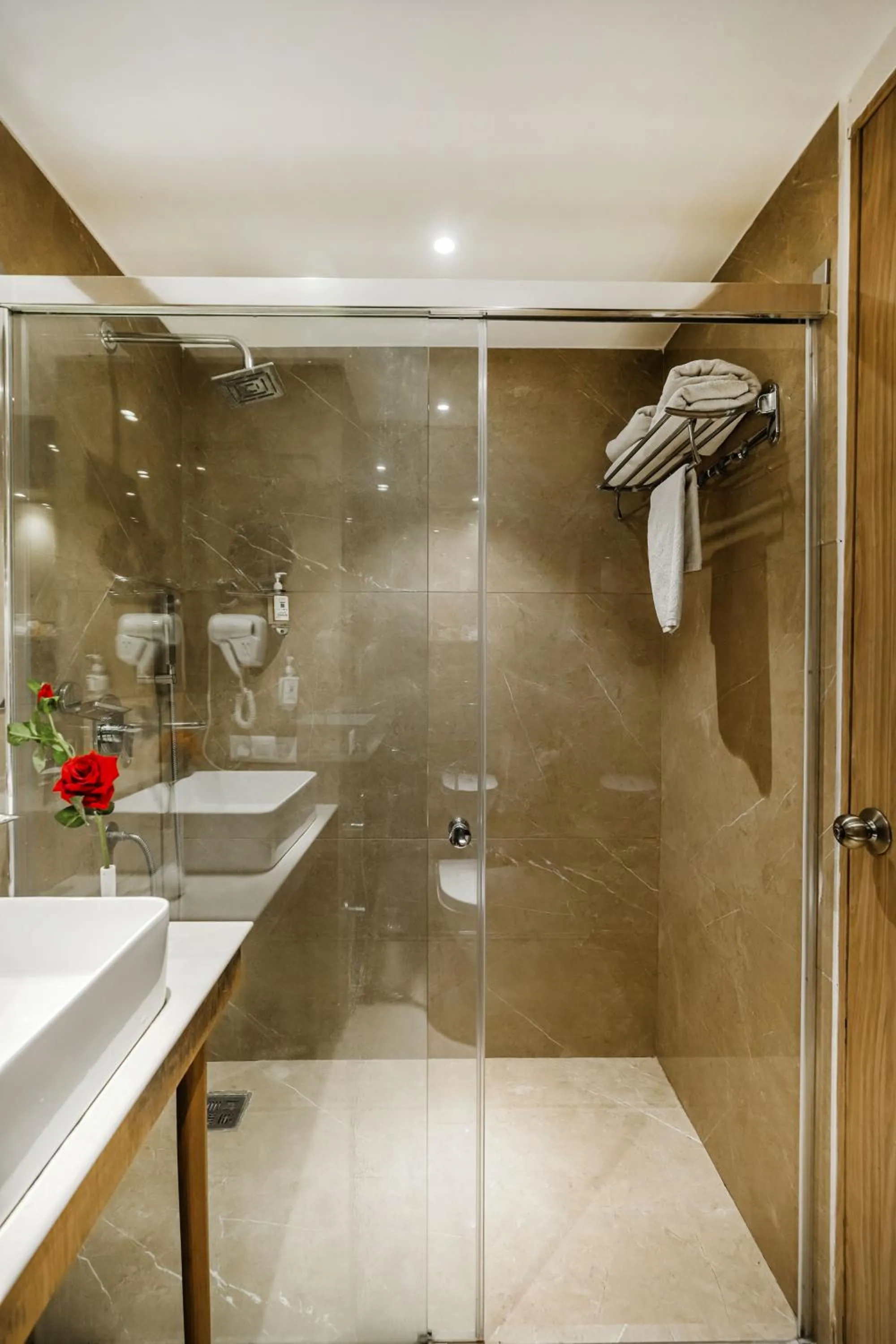 Shower in Quality Inn Elite Levelup Boutique