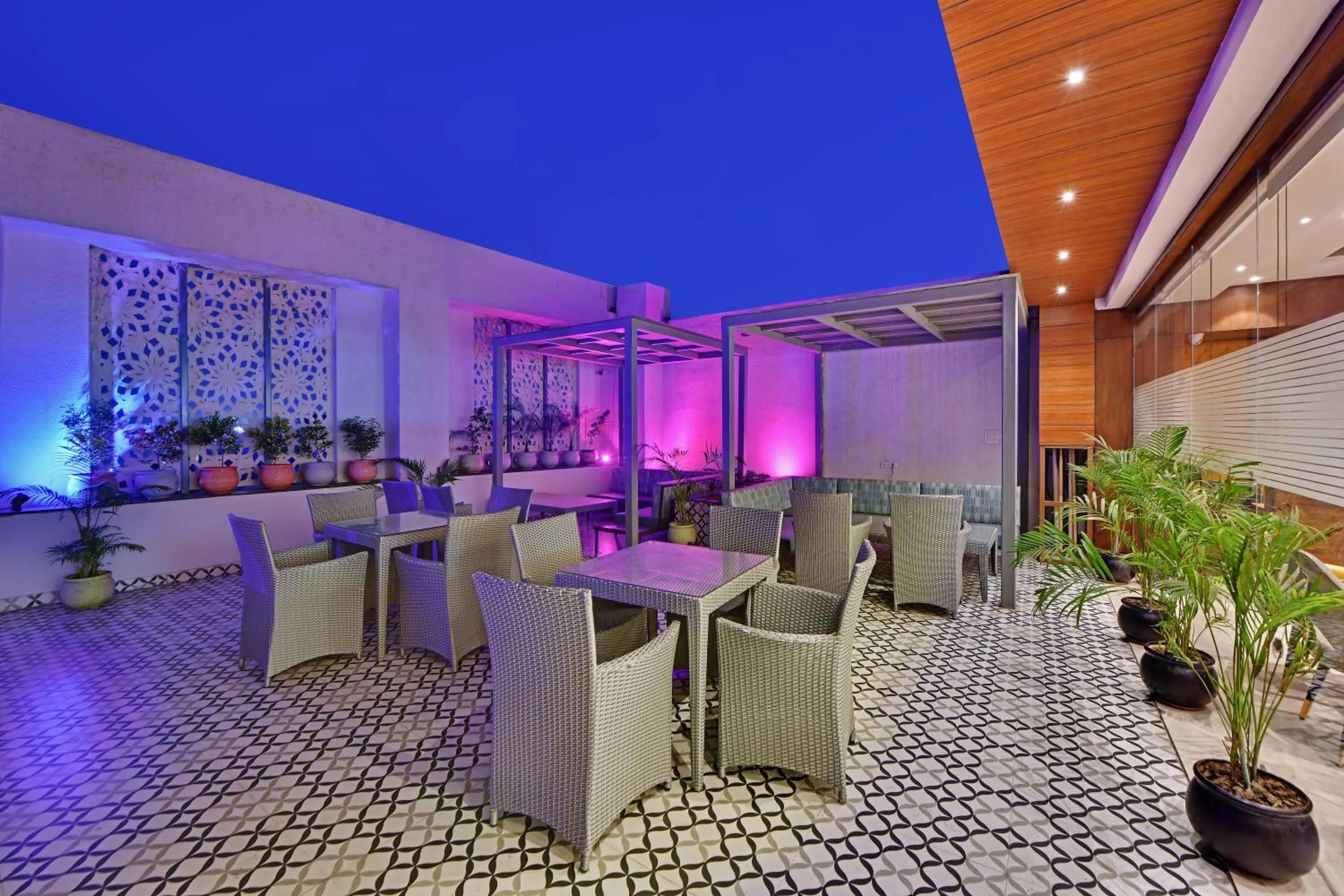 Restaurant/places to eat in Quality Inn Elite Levelup Boutique