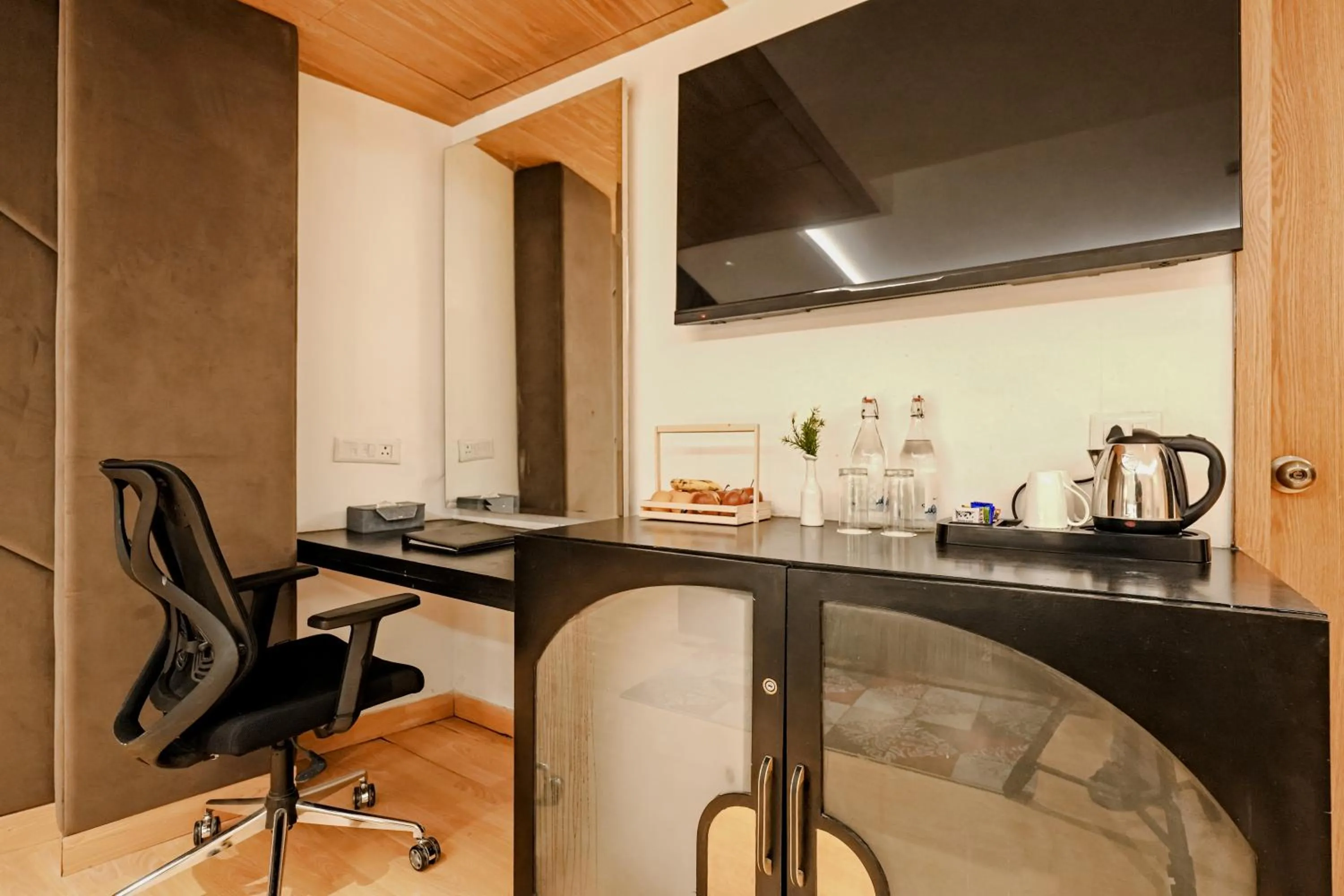 TV and multimedia in Quality Inn Elite Levelup Boutique