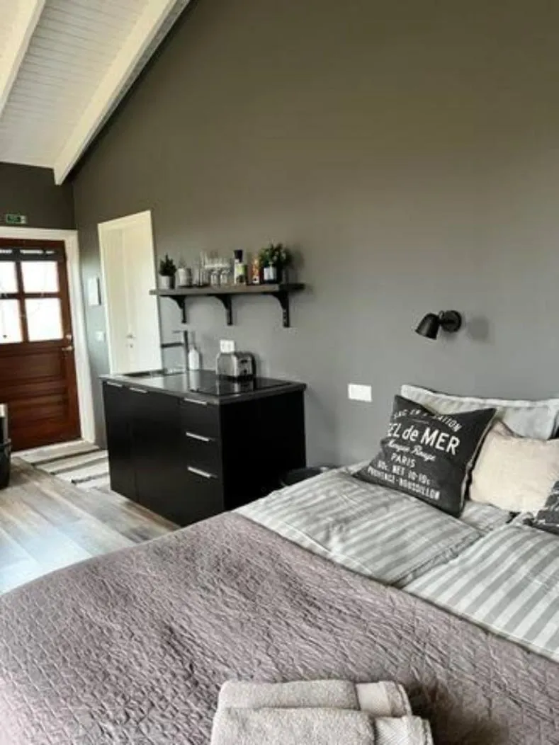 Kitchen or kitchenette, Bed in Elding Apartments