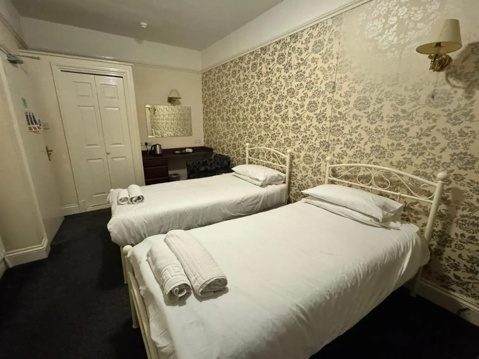 Twin Room in Regency Hotel Twin Room in Regency Hotel