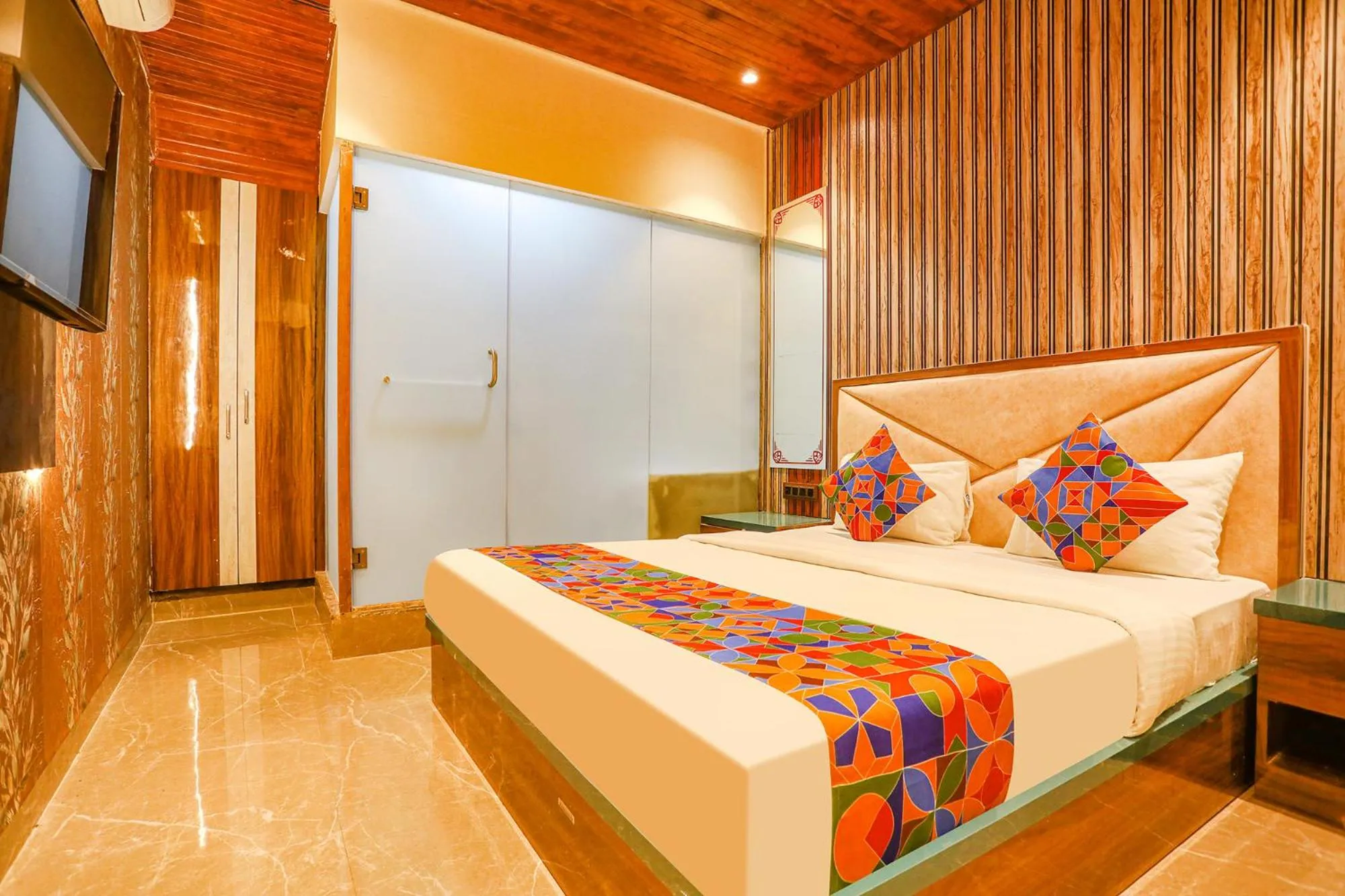 Bed in HOTEL VERSOVA INN