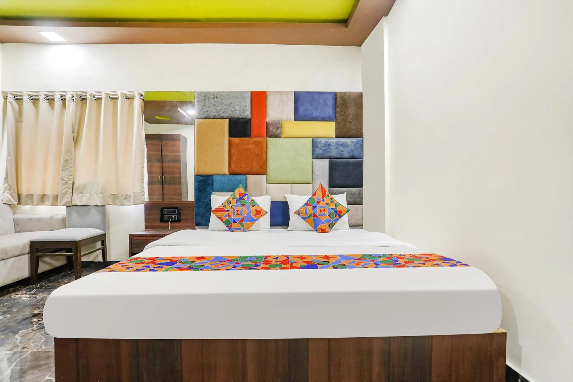 Bed in HOTEL VERSOVA INN