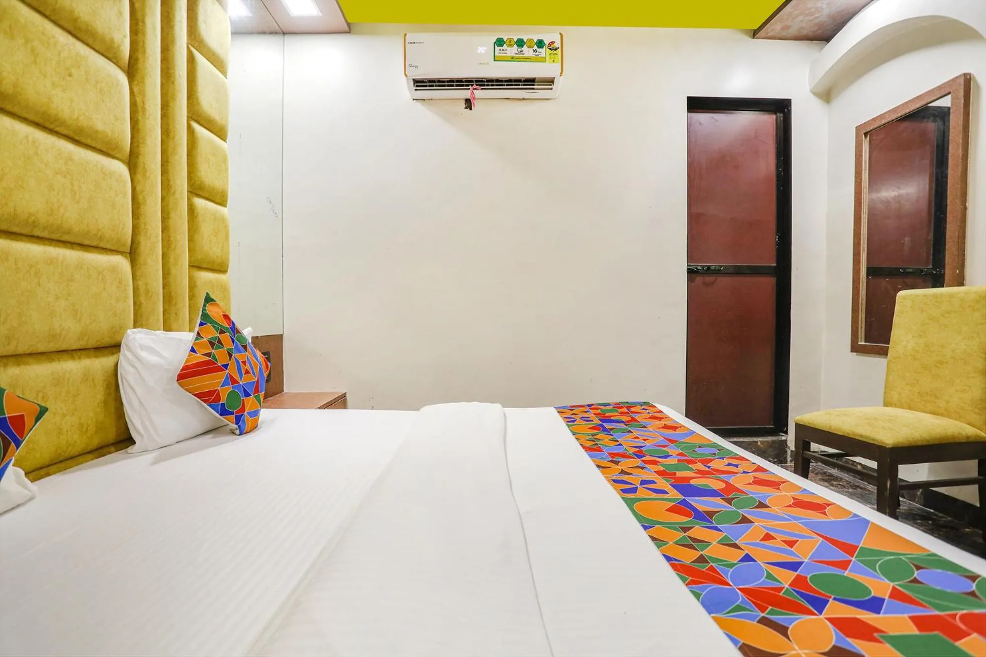 Bed in HOTEL VERSOVA INN