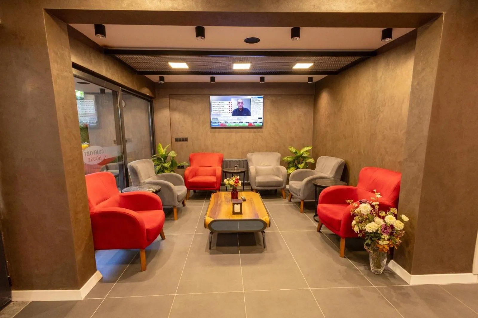 Communal lounge/ TV room in COMFORT HOUSE HOTEL