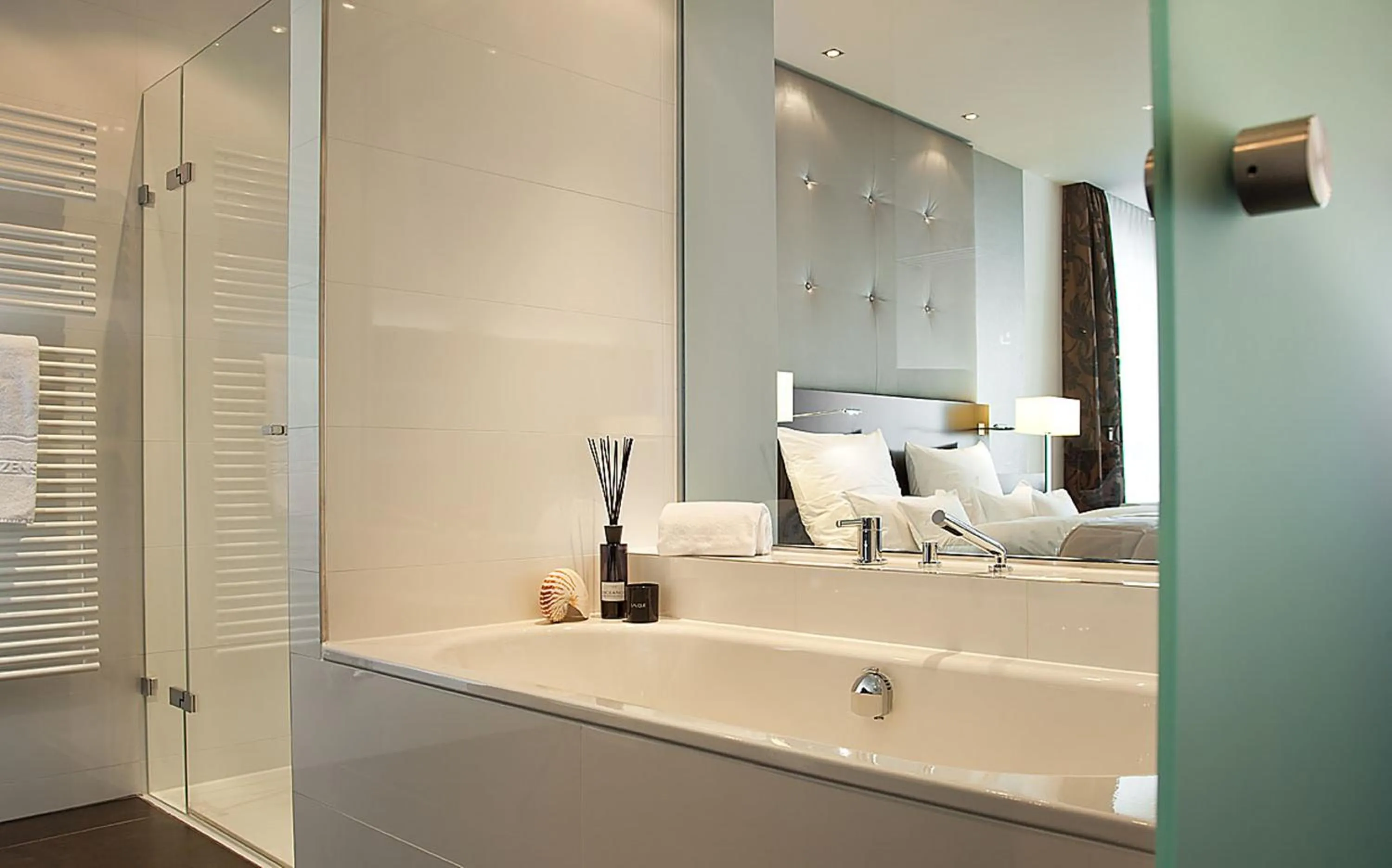 Bed in Relais & Châteaux Hotel Burg Schwarzenstein