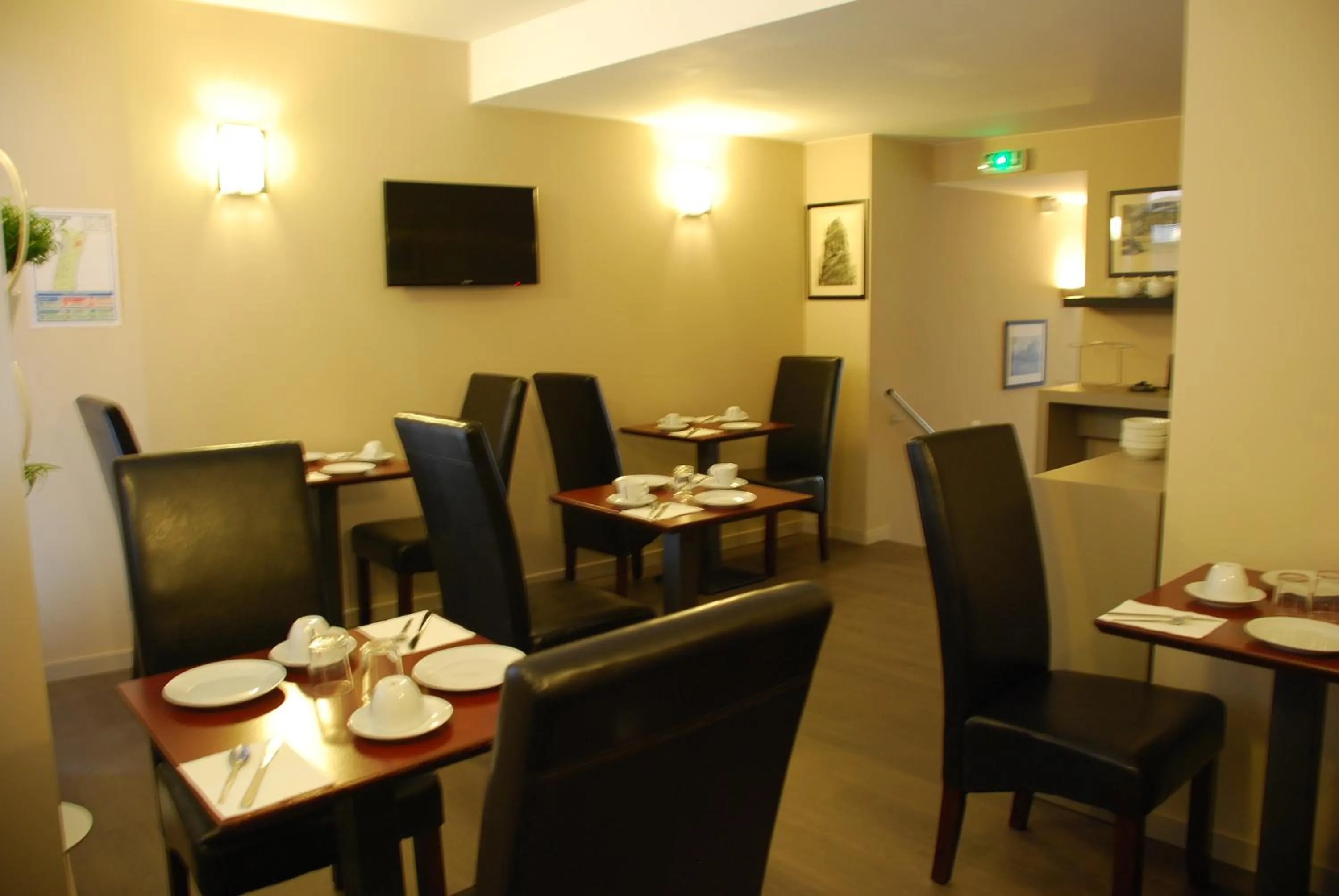 Restaurant/places to eat in Ruthenium Hotel
