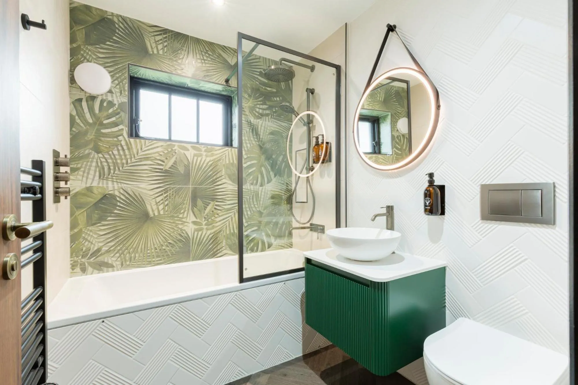 Shower in Wainstones Hotel